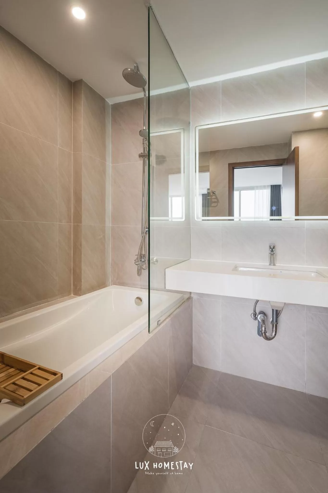 Hot Tub in Lux Westlake Studio