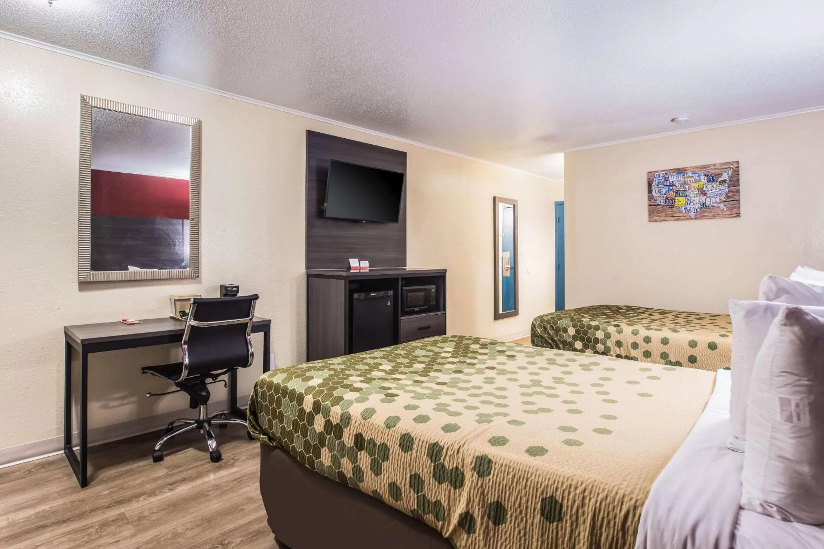 Photo of the whole room, Bed in Econo Lodge Garden City - Savannah