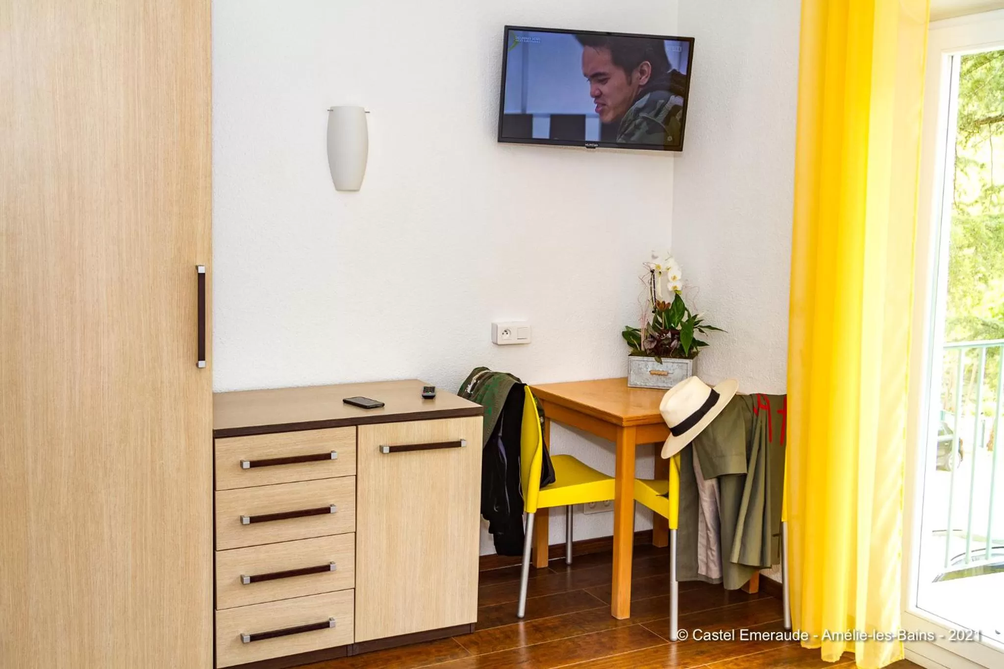 TV and multimedia in Appart'Hotel Castel Emeraude, Charme et Caractère