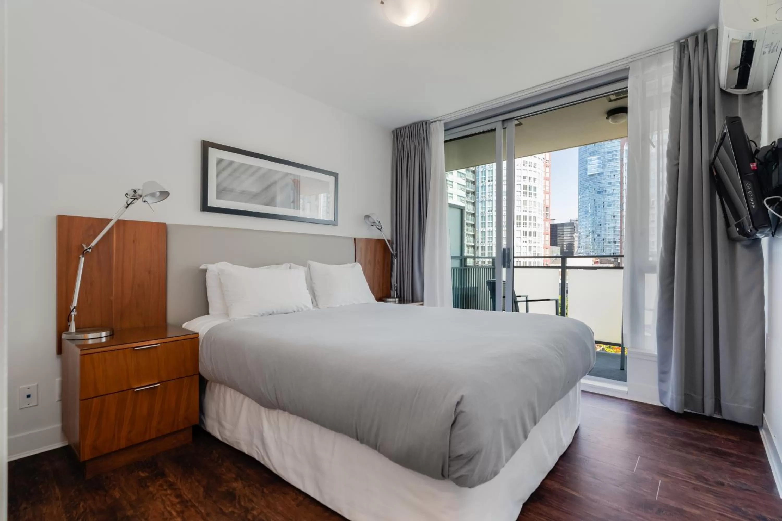 Bed in Level Vancouver Yaletown - Seymour