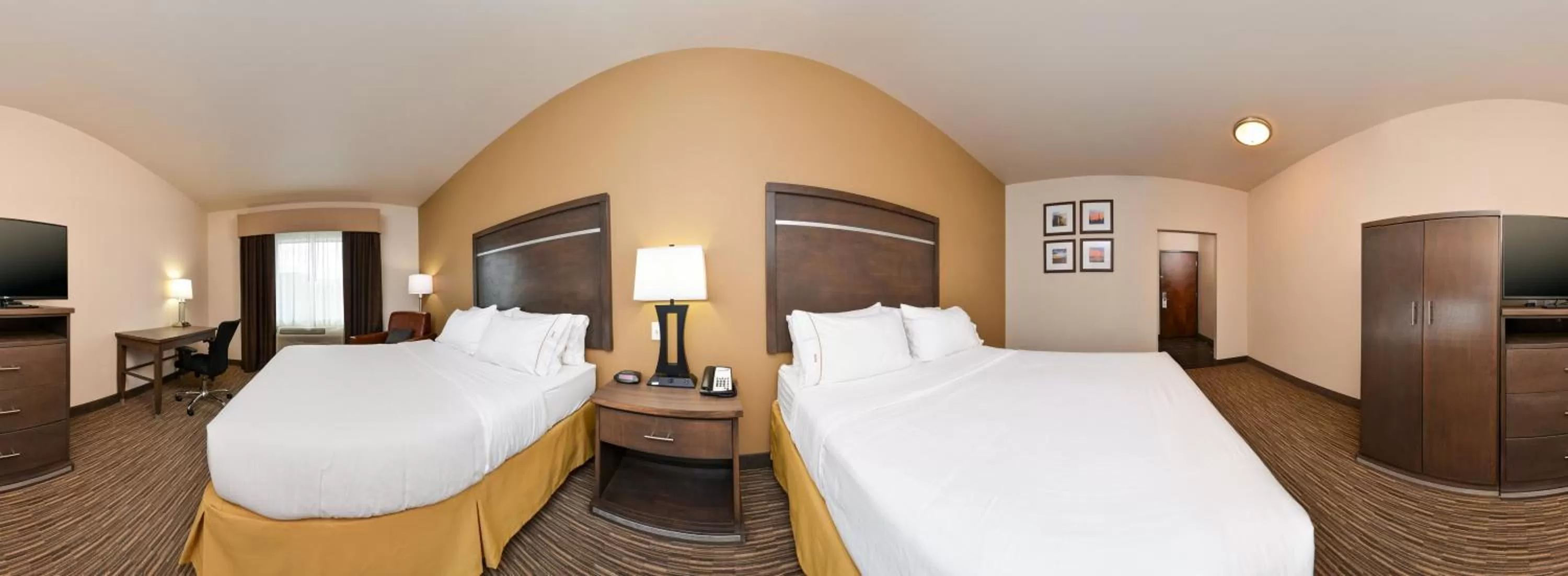 Photo of the whole room, Bed in Holiday Inn Express & Suites Globe by IHG