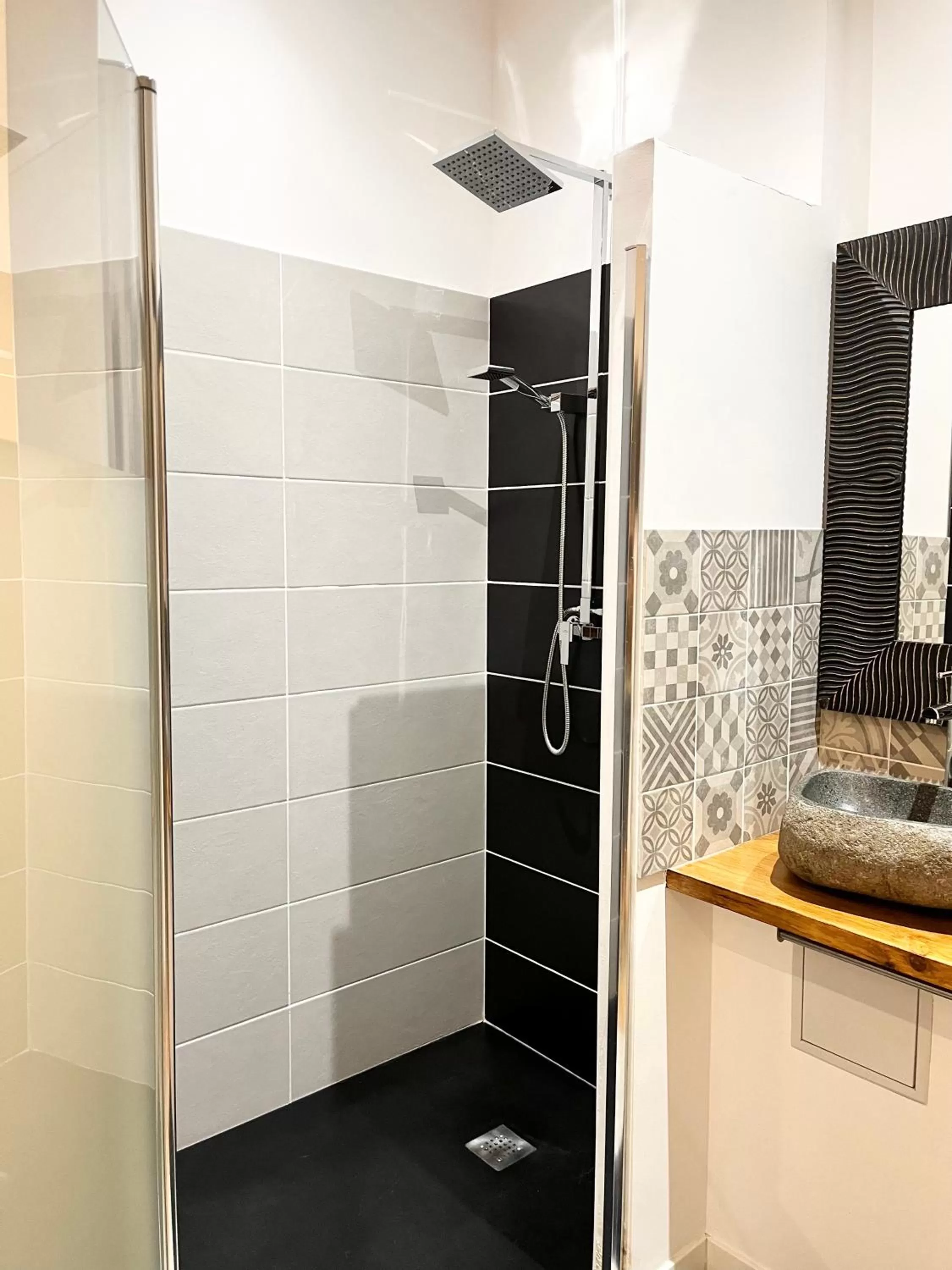 Shower, Bathroom in SalutBB Chambre d'hote