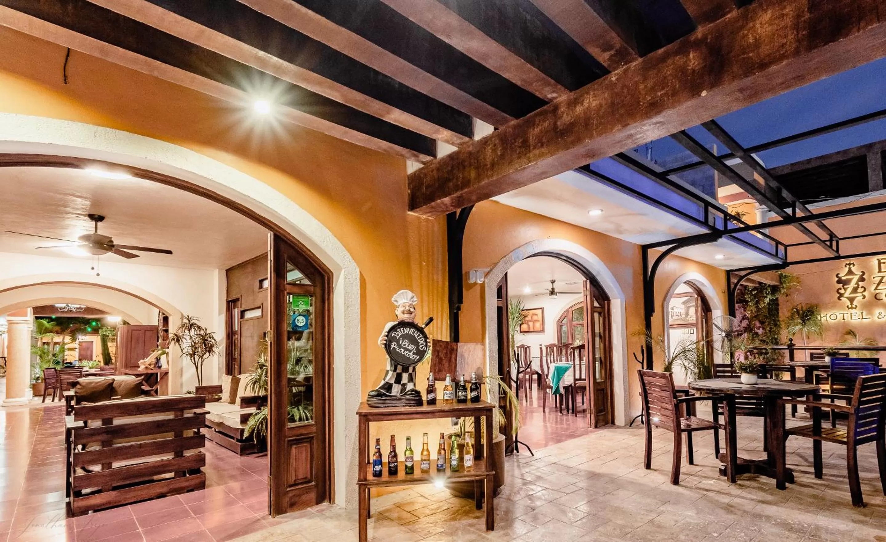 Restaurant/places to eat in El Zaguán Colonial by GuruHotel