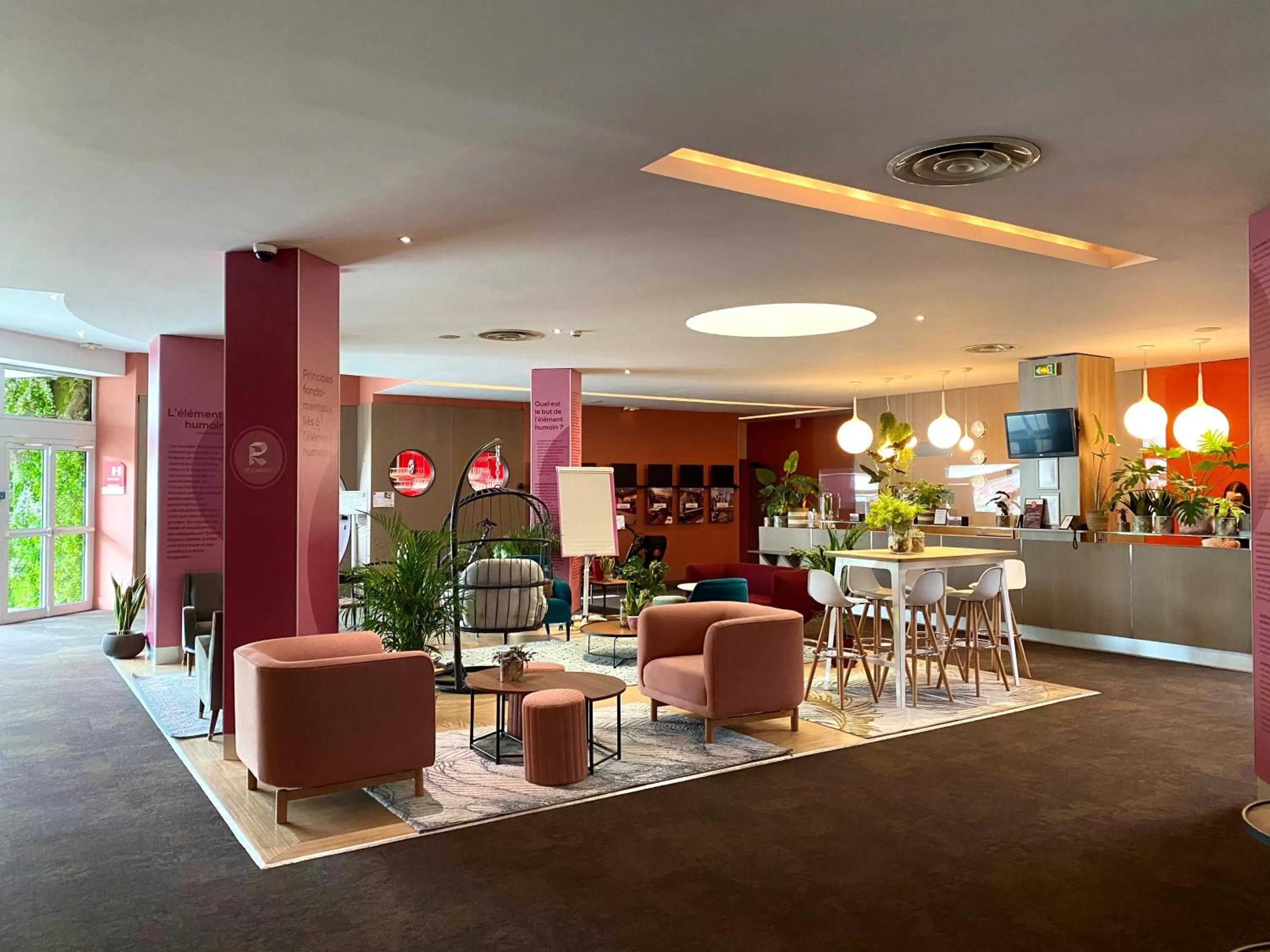 Lobby or reception in Best Western Plus Paris Saclay