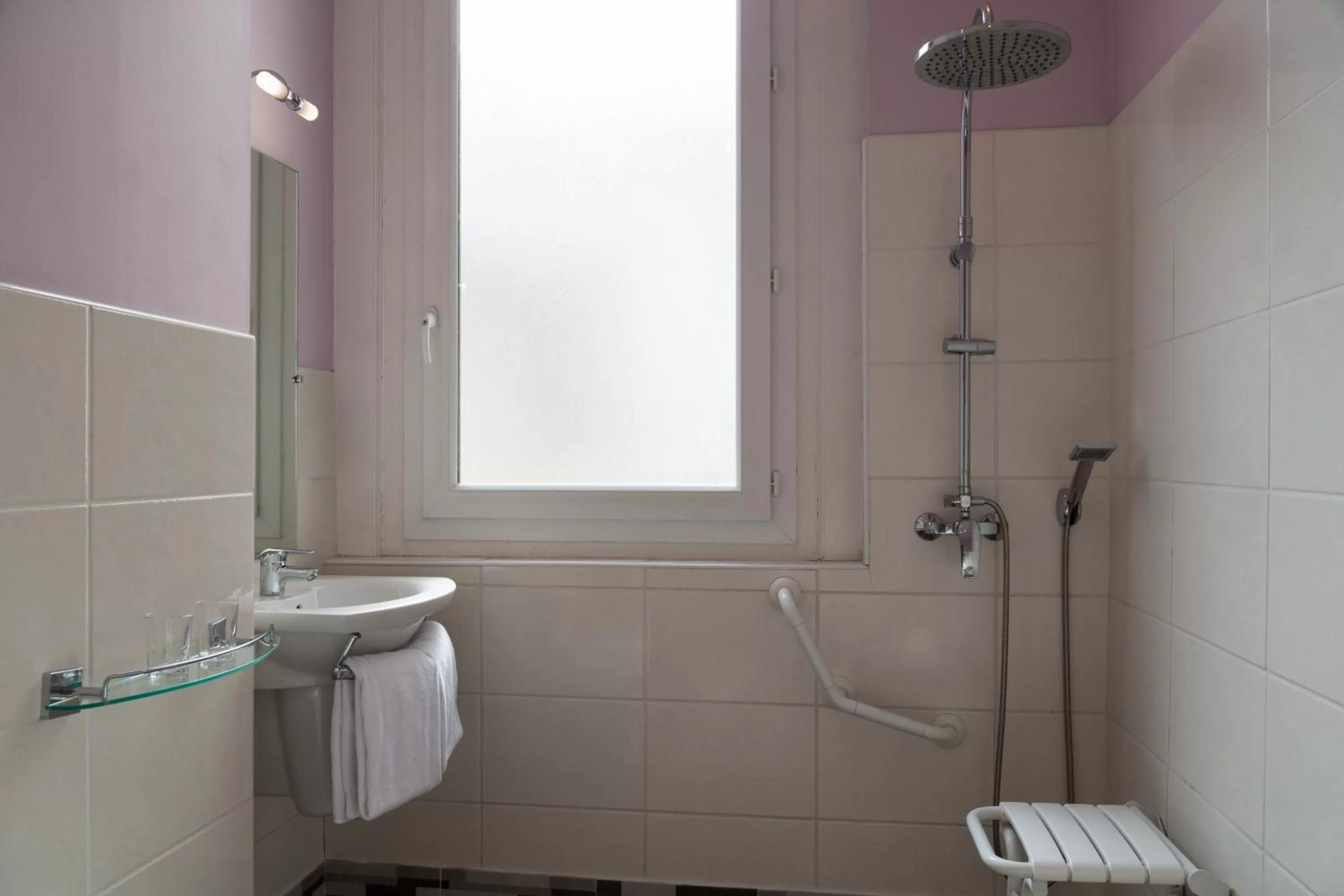 Bathroom in Urban Style, Hôtel Le Cheval Noir, Saint-Étienne