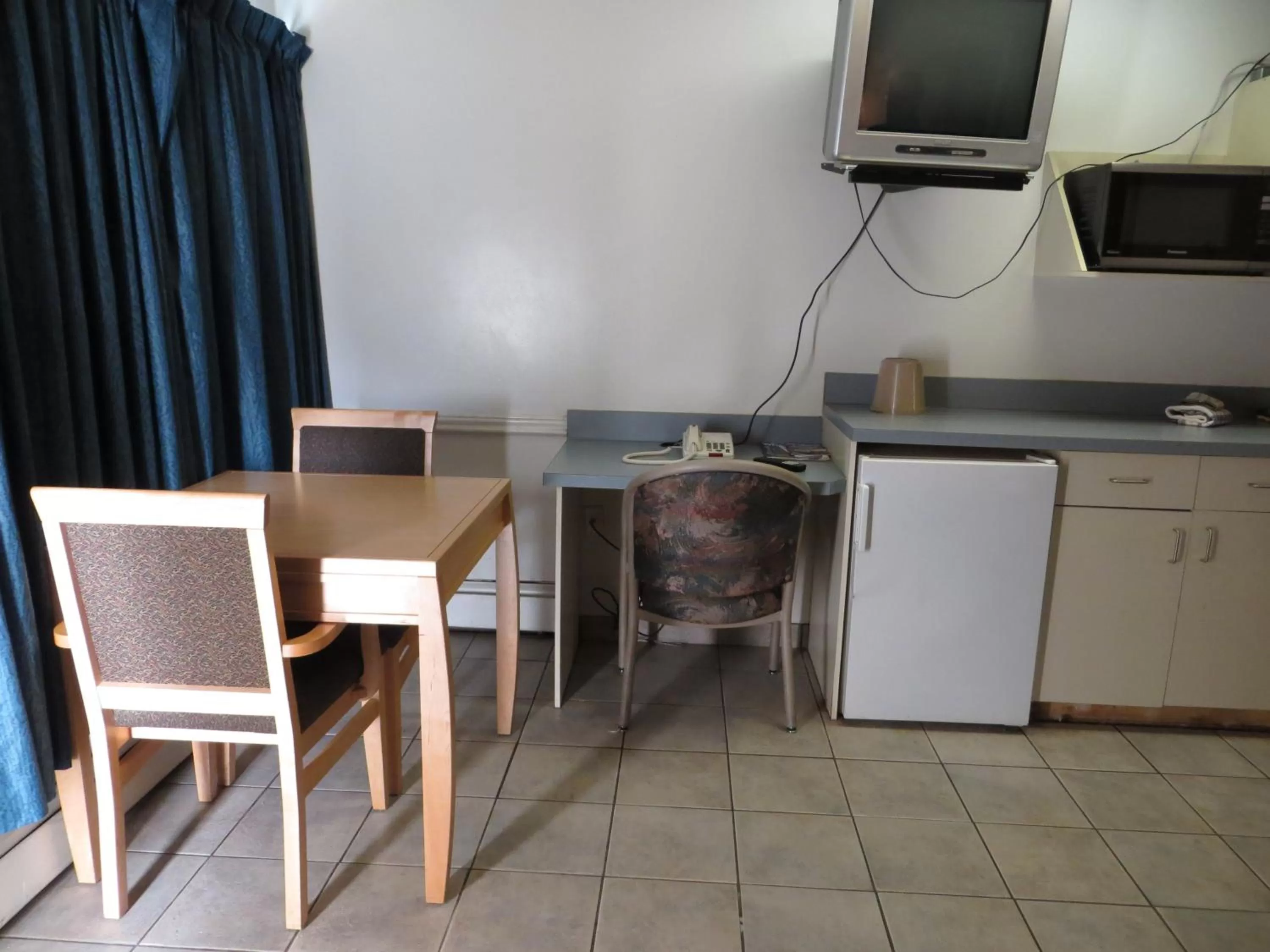 Dining area, TV/Entertainment Center in Eastglen Inn
