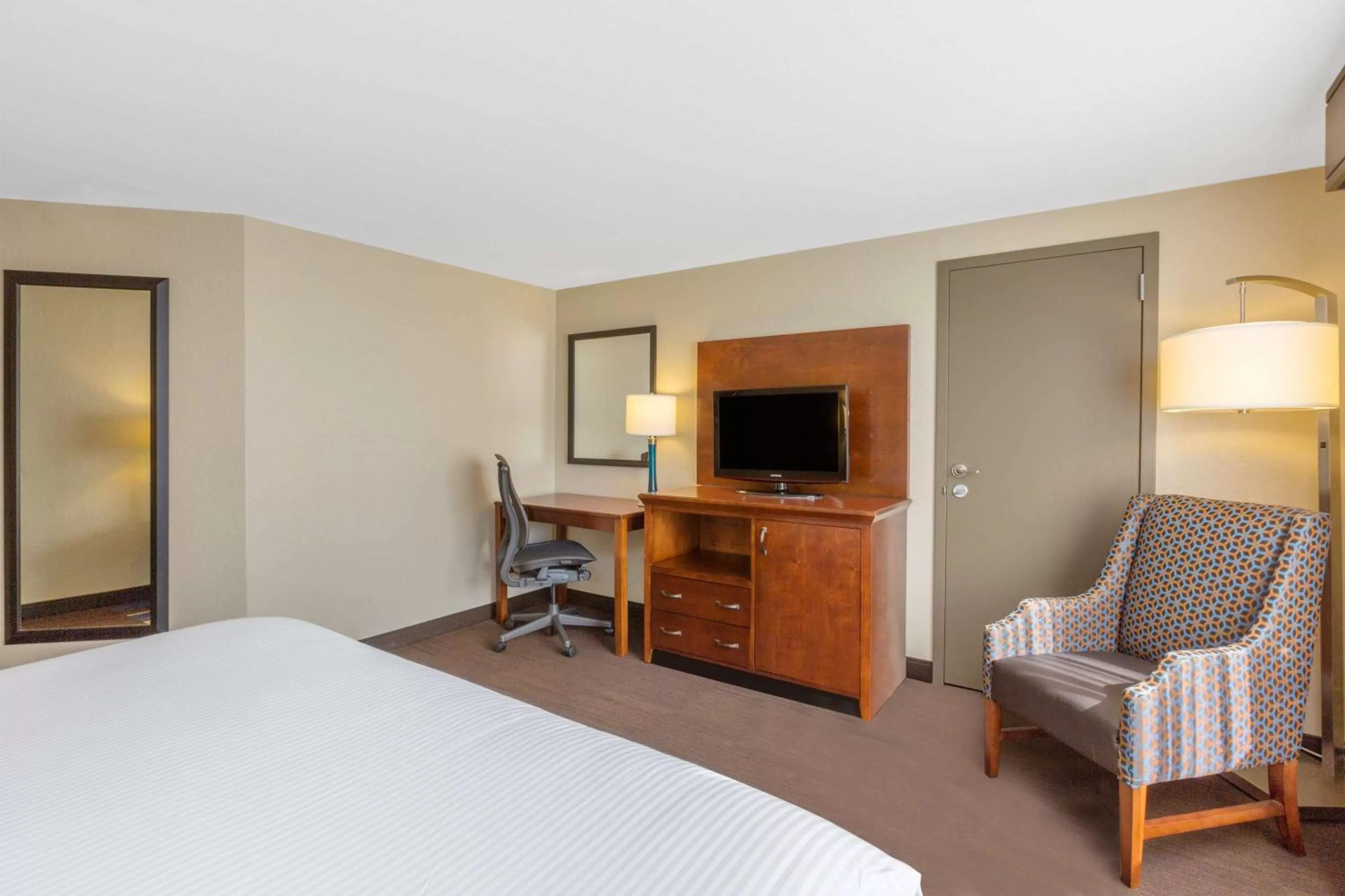 Photo of the whole room, Bed in Wyndham New Orleans French Quarter