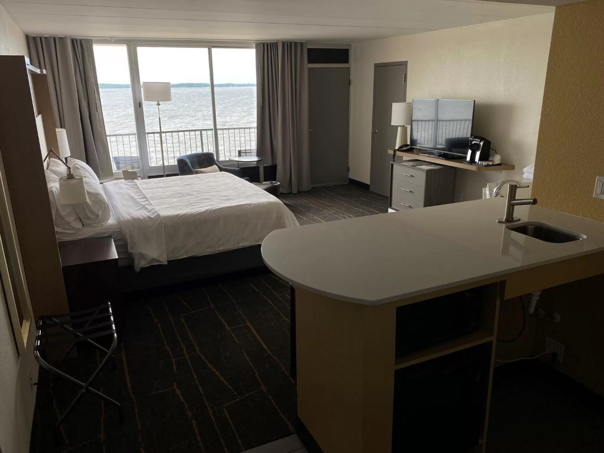Photo of the whole room, Bed in Holiday Inn Detroit Lakes by IHG