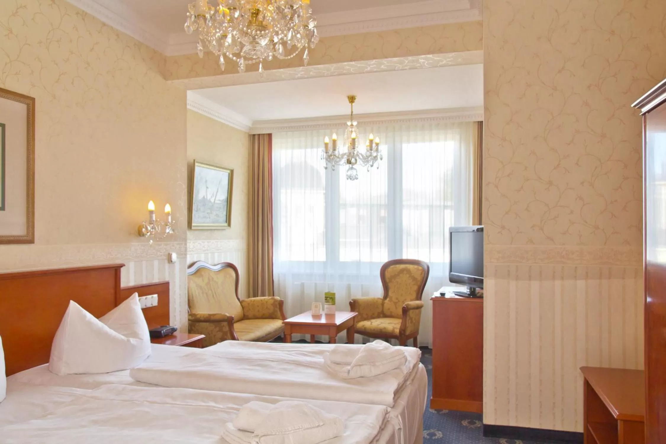 Photo of the whole room, Bed in SEETELHOTEL Villa Esplanade mit Aurora die zwei Villen als Rückzugsorte mit Stil, Genuss und Geschichte