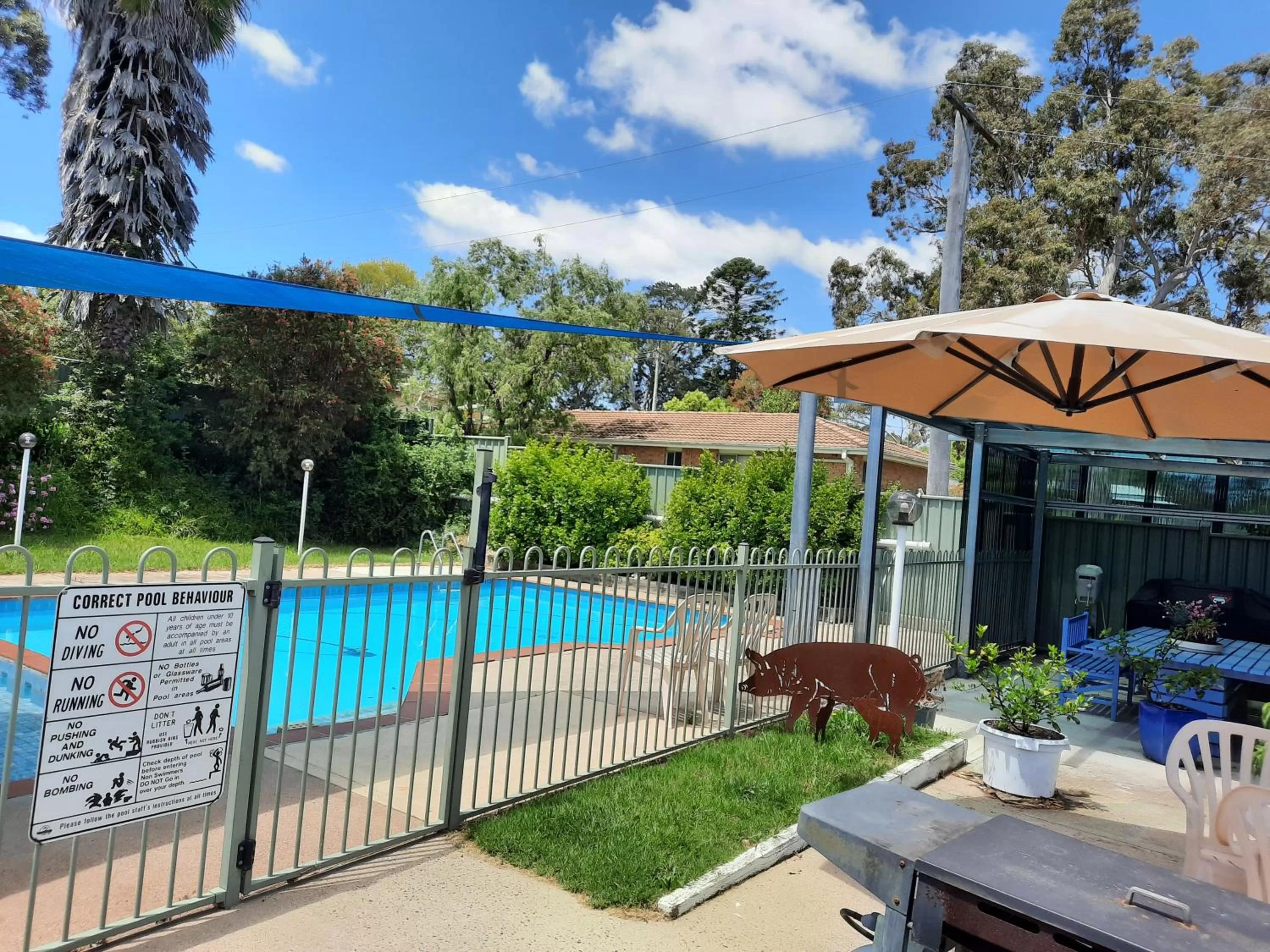 Swimming pool in Bega Southtown Motor Inn