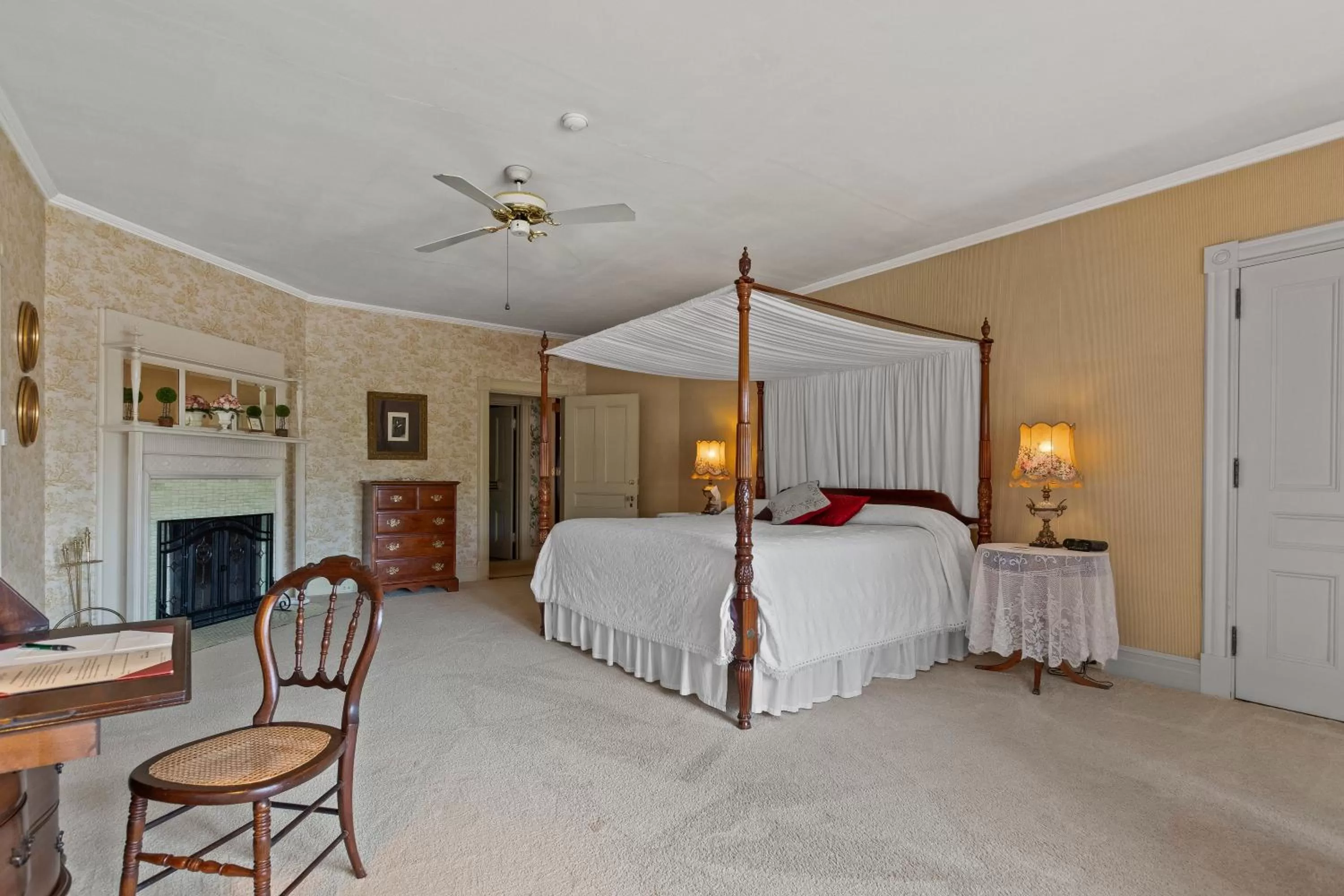 Photo of the whole room, Bed in South Shire