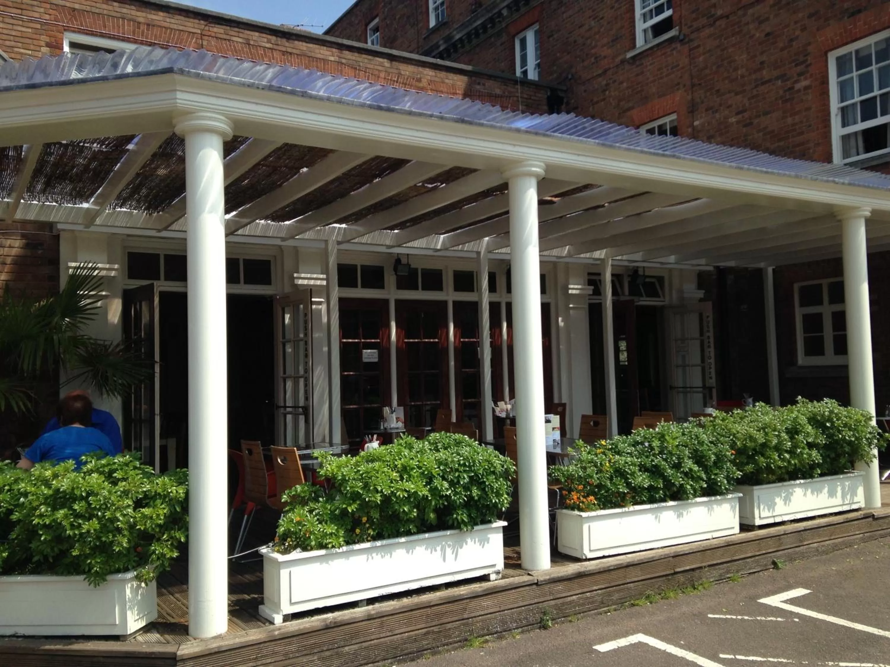 Facade/entrance in The Broadway Hotel