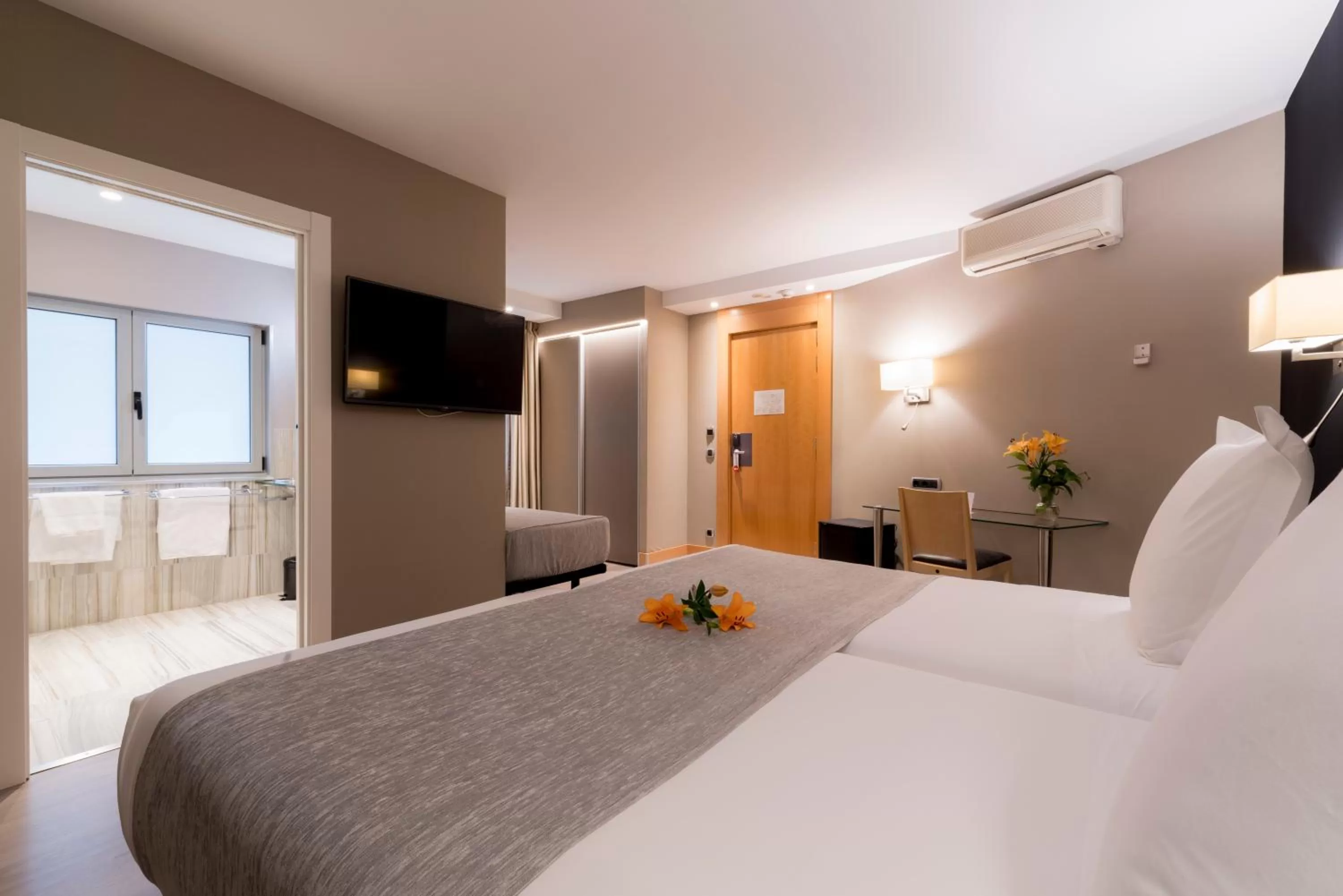 Facility for disabled guests, Bed in Hotel Plaza