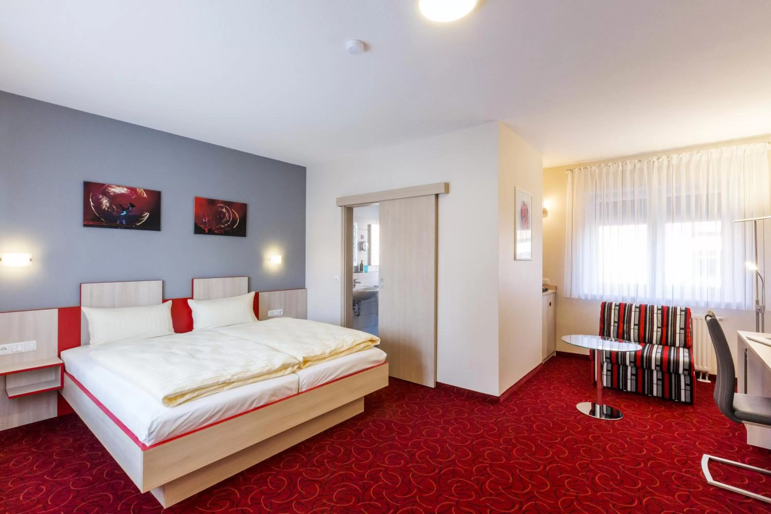 Living room, Bed in Globotel Hotel Garbsen