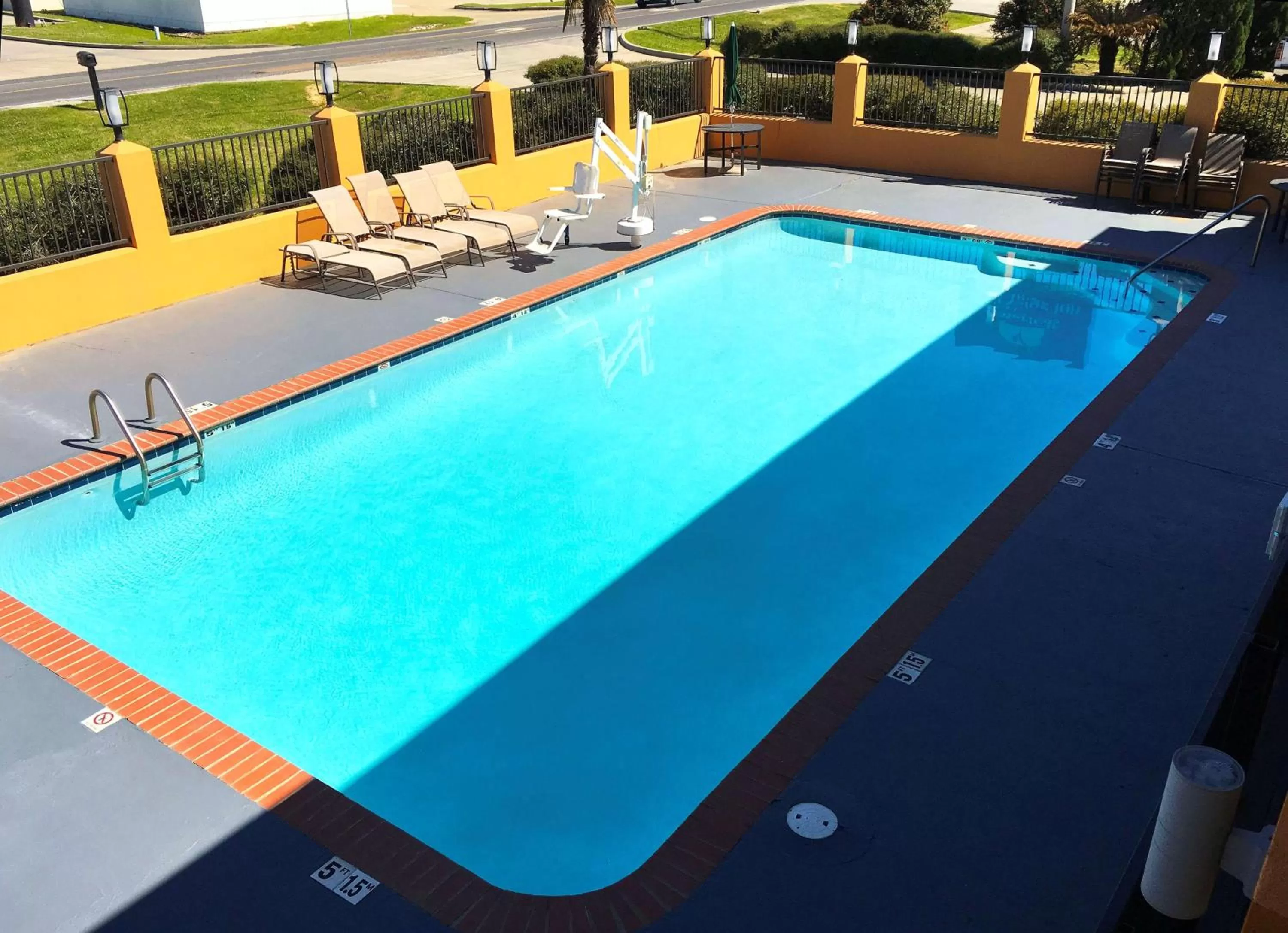 Swimming pool in Americas Best Value Inn Denham Springs