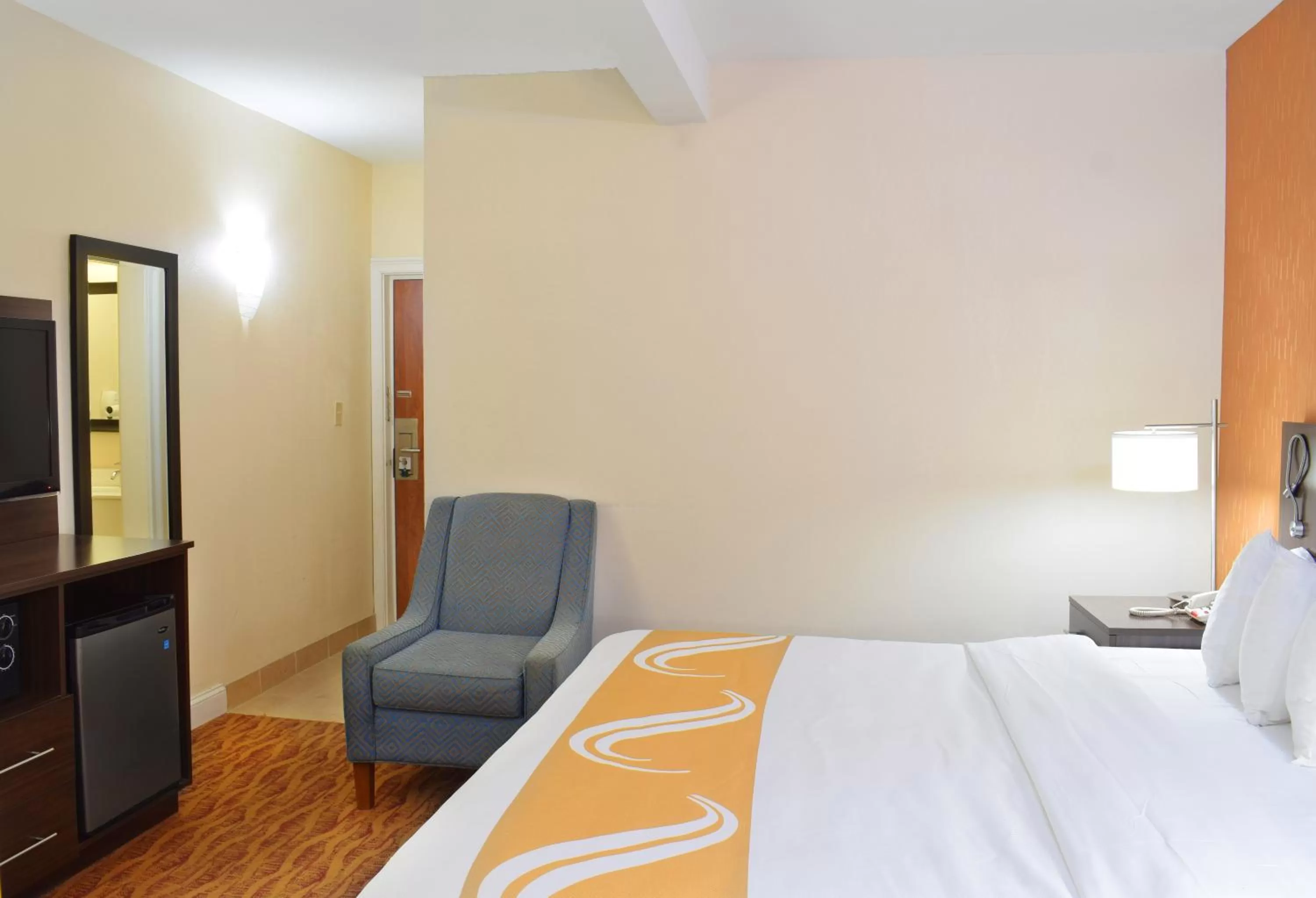 Bed in Quality Inn & Suites Middletown - Newport