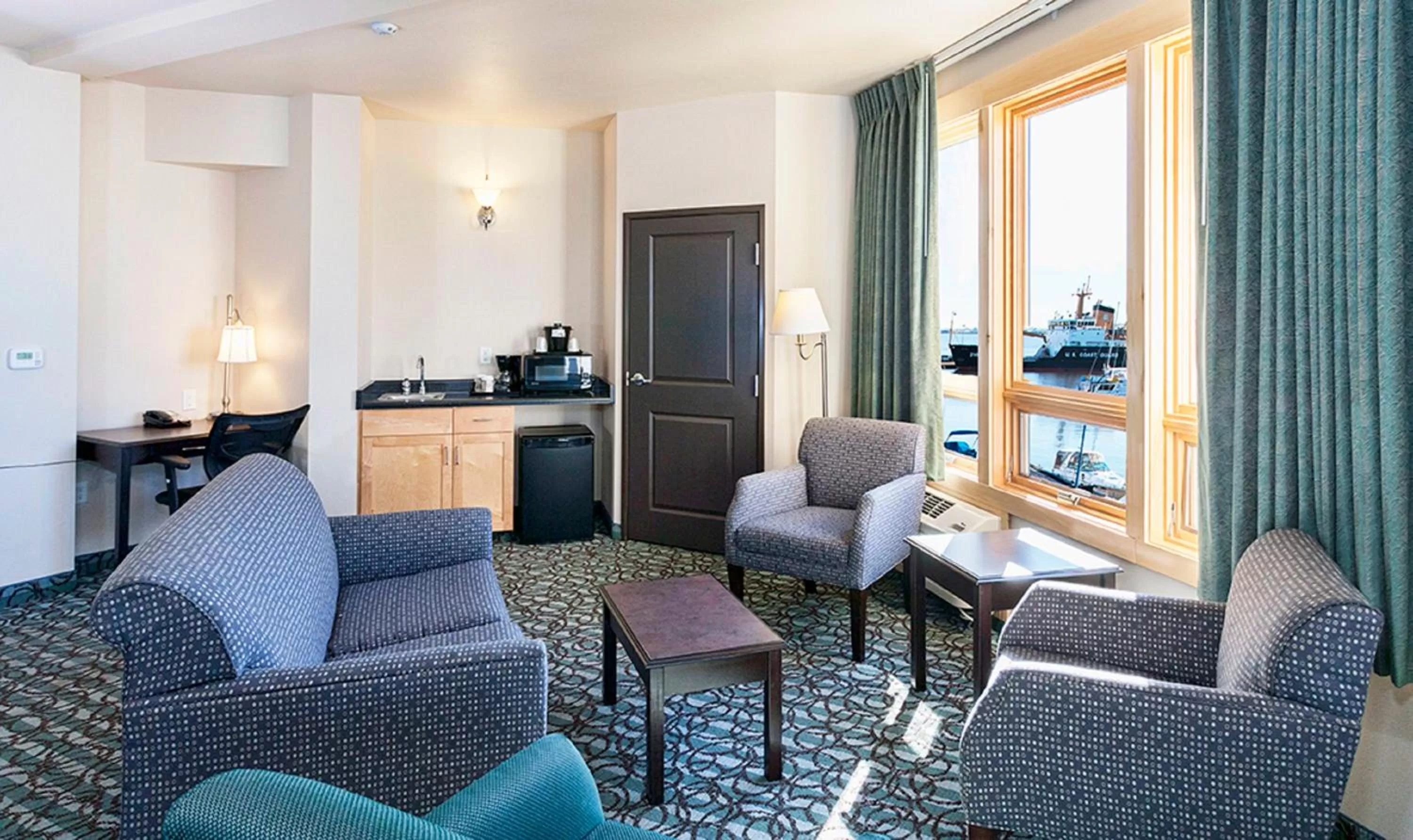 Kitchen or kitchenette in Park Point Marina Inn