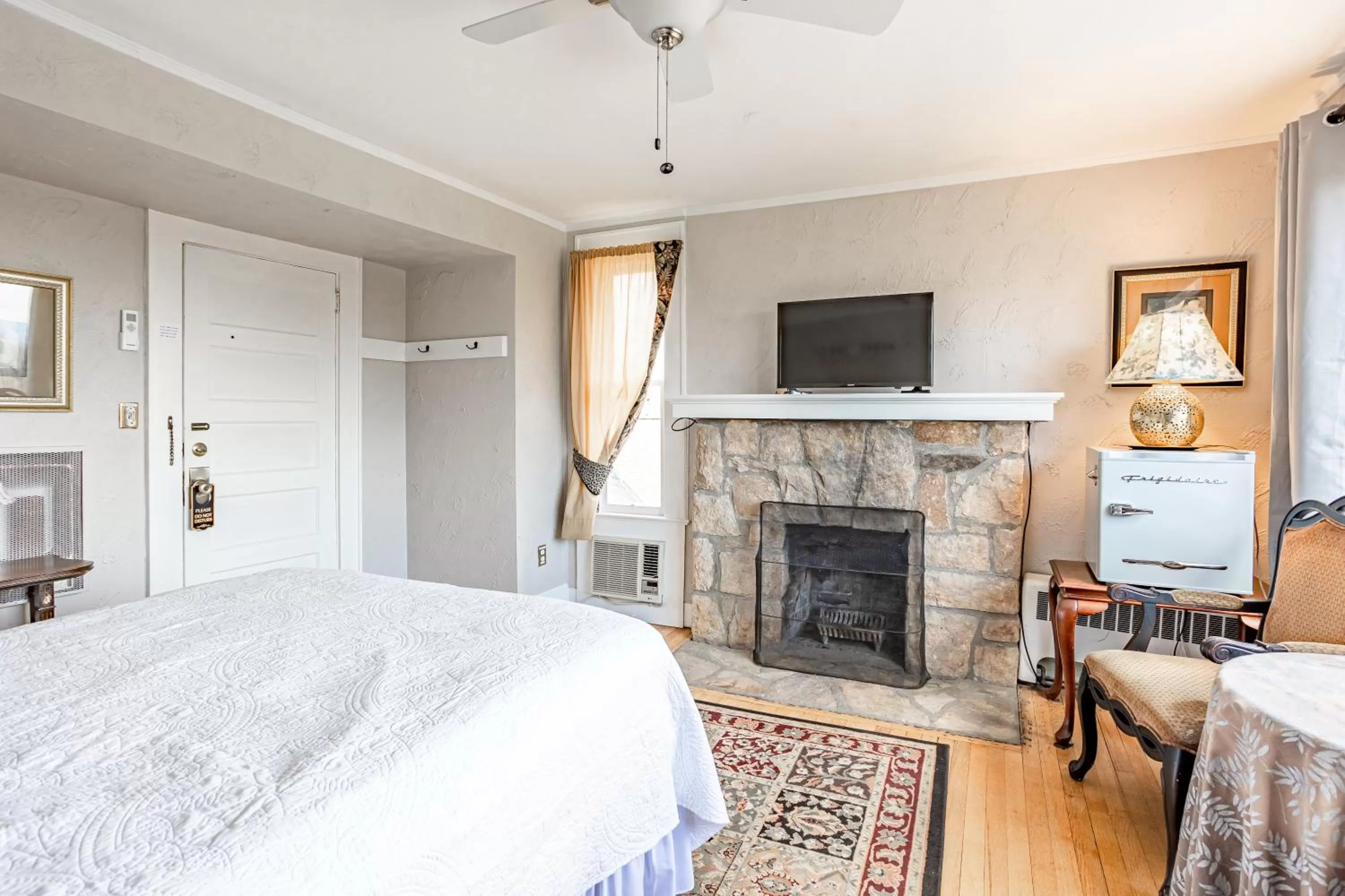 Bedroom, Bed in Echo Mountain Inn