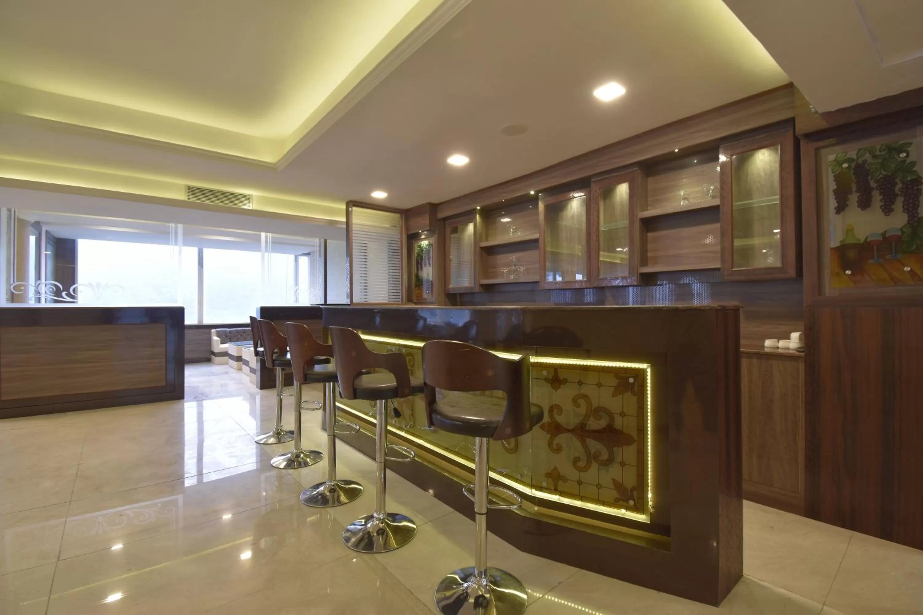 Lounge or bar in The Royal Castle AC Centralized