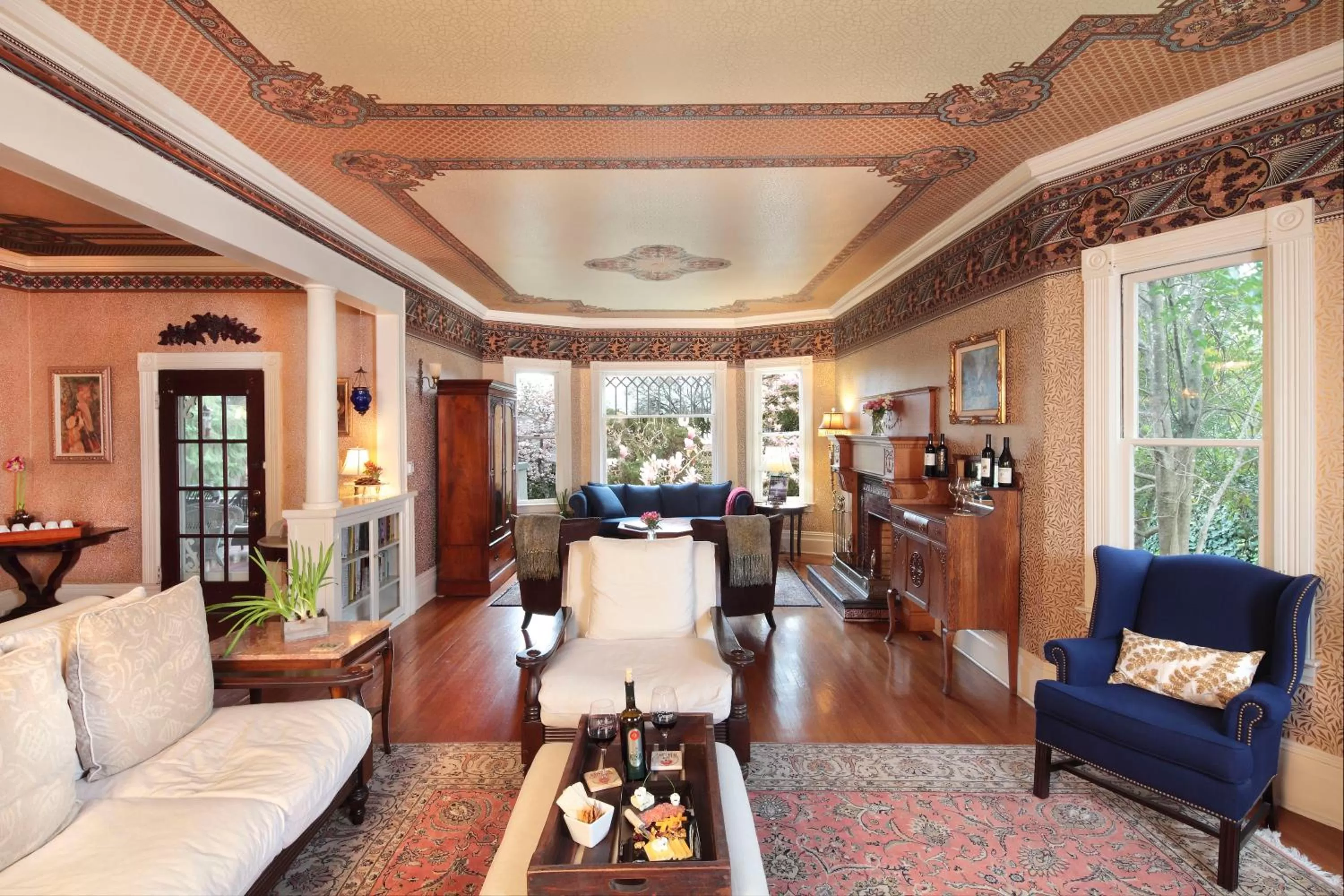 Communal lounge/ TV room, Seating Area in Calderwood Inn