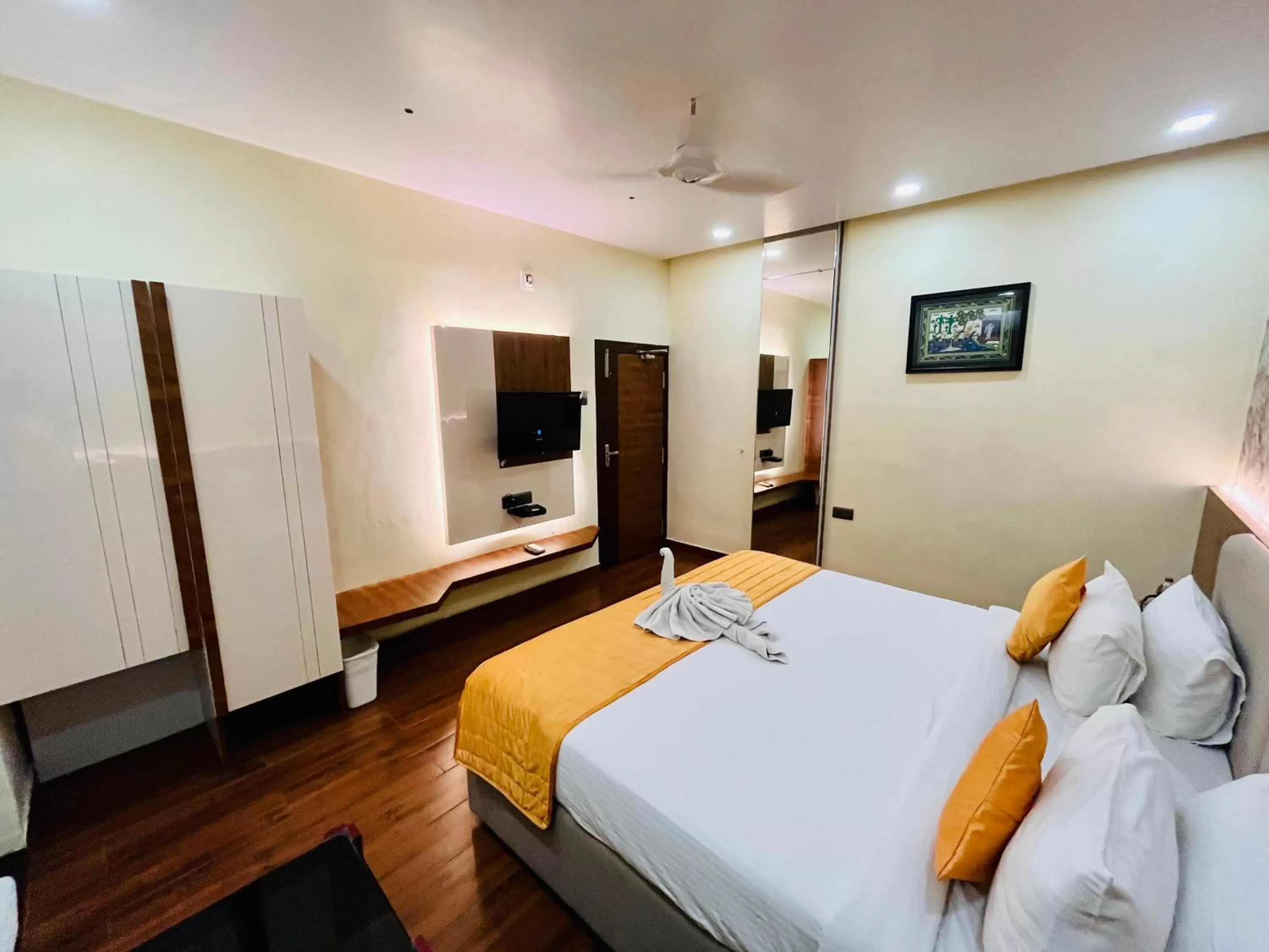 hair dresser in Shankar Bhavan By Vinayak Hotels