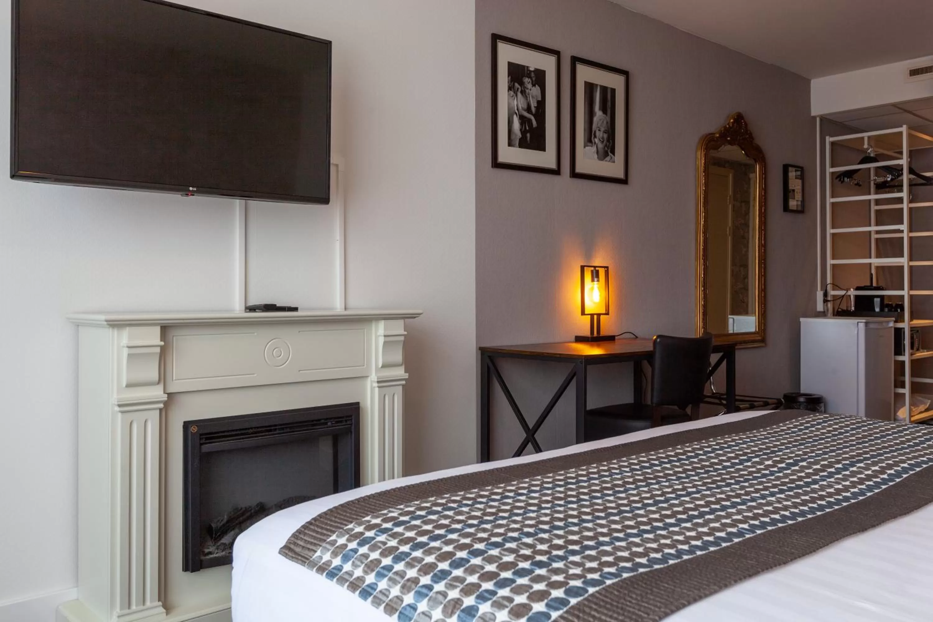 TV and multimedia, Bed in Amsterdam Hotel Uithoorn