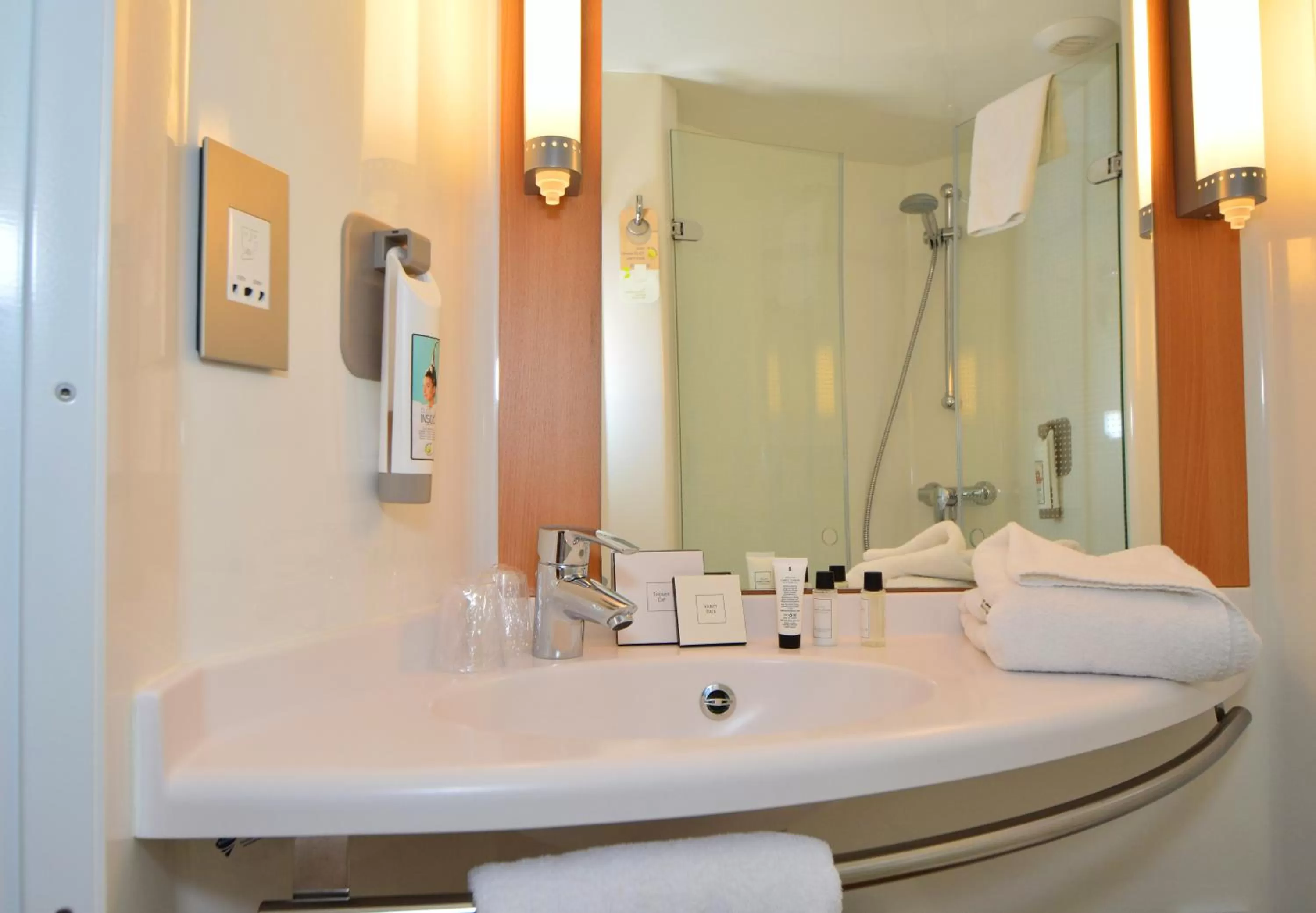 Shower in ibis Edinburgh Centre South Bridge – Royal Mile