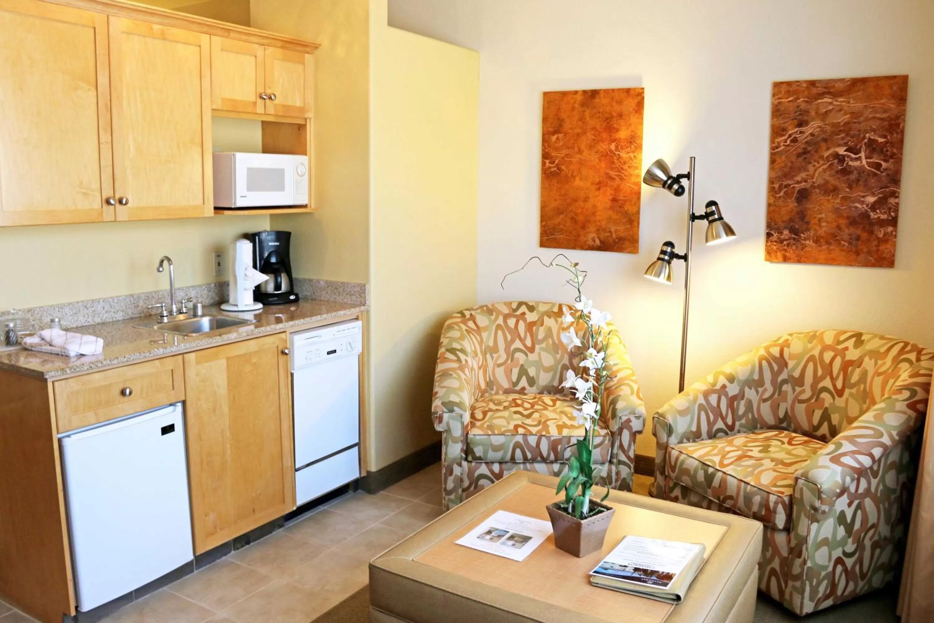 Seating area in Raintree's Cimarron Golf Resort Palm Springs