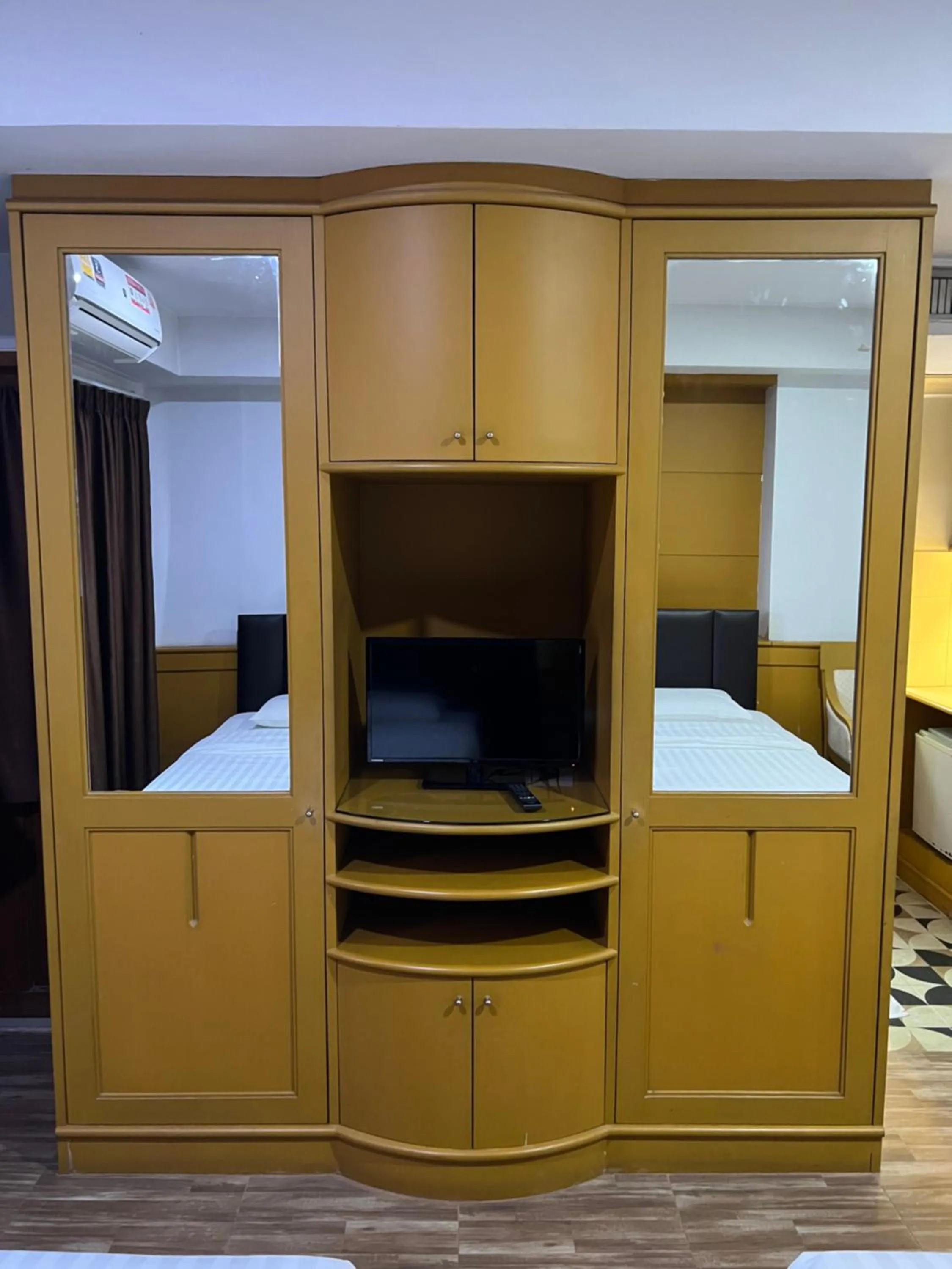 TV and multimedia, Bed in Mall Suites Hotel