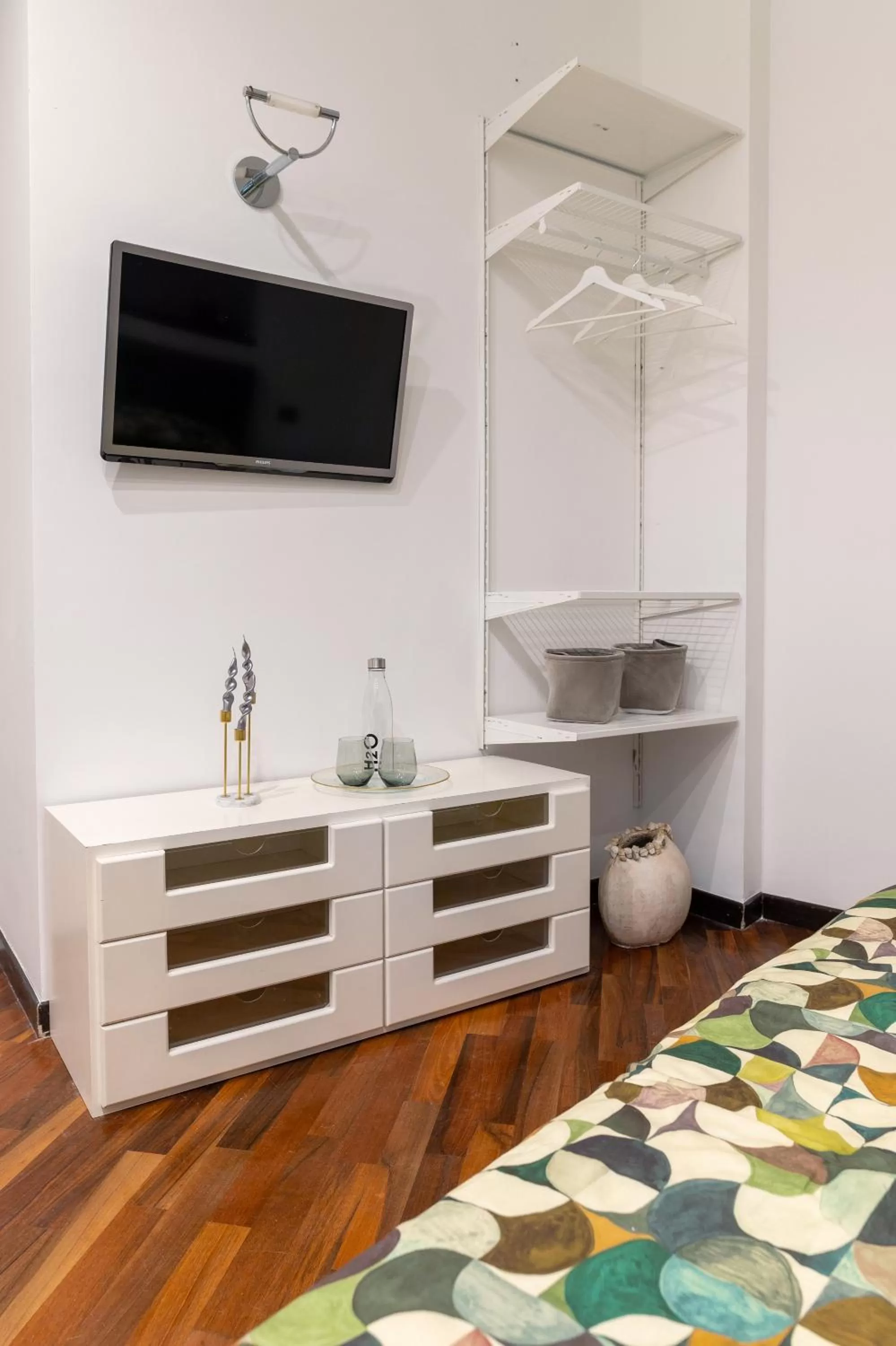 TV and multimedia, TV/Entertainment Center in ROOMITO apartments