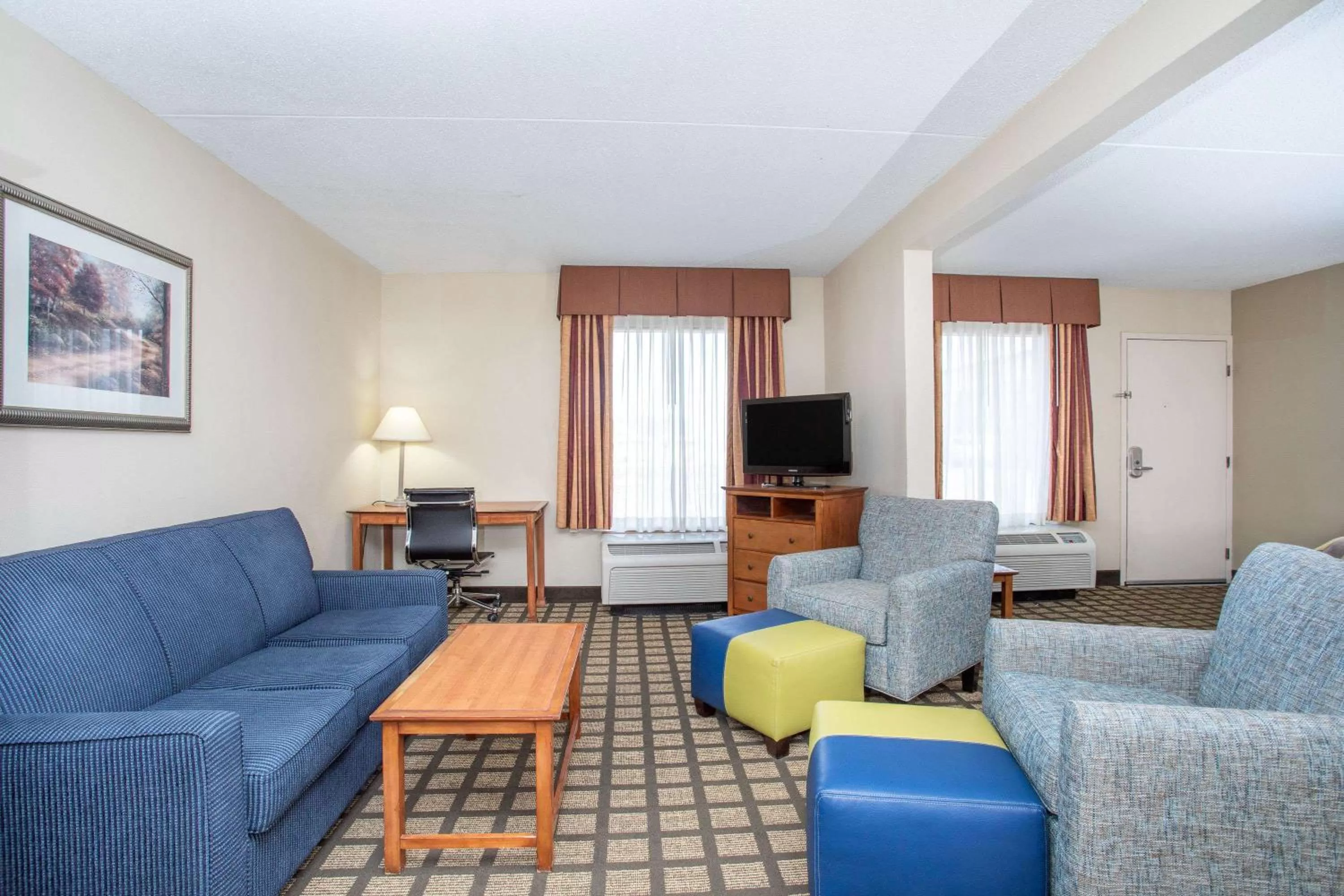 Living room in Baymont by Wyndham Hays