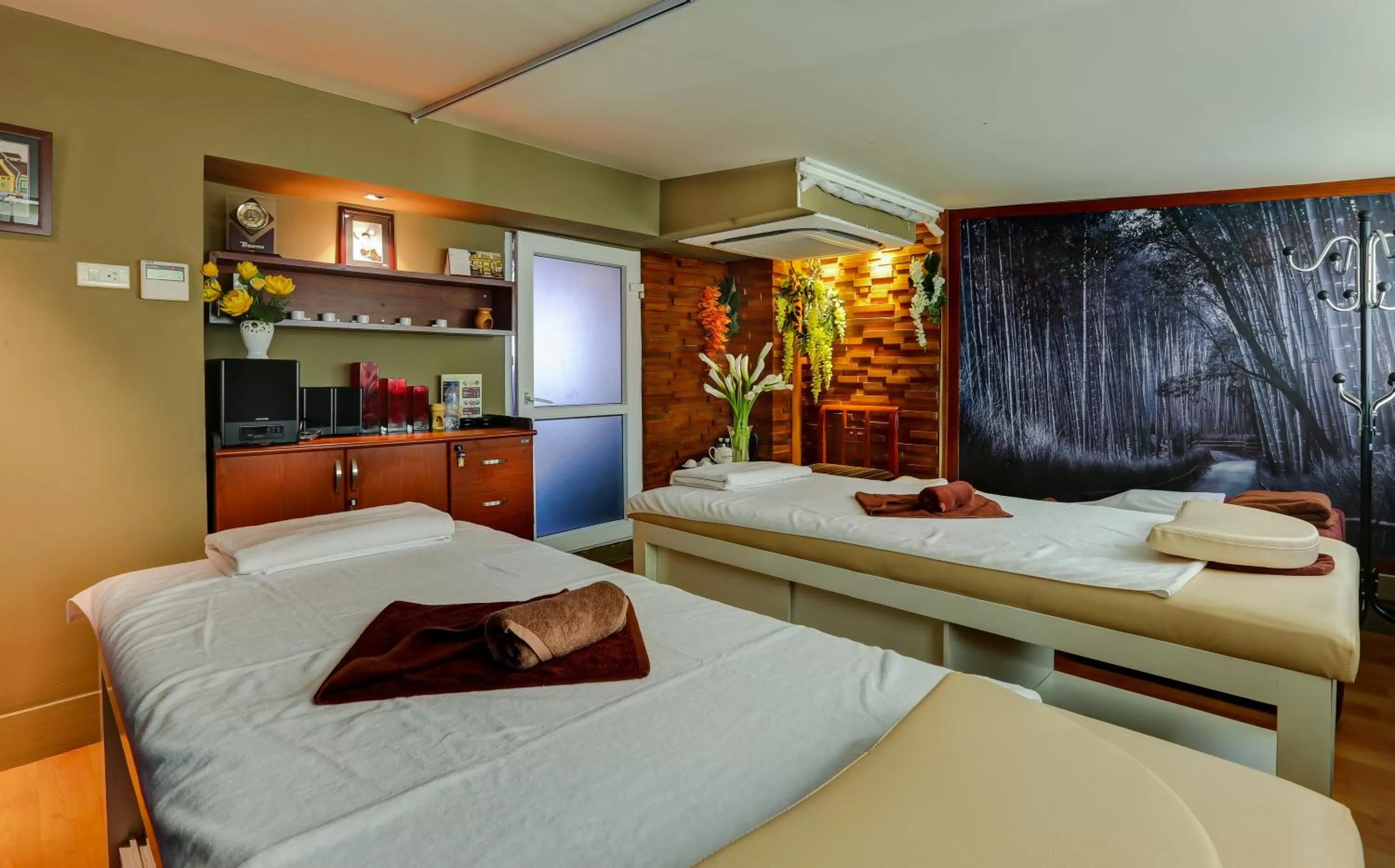 Massage, Bed in Conifer Boutique Hotel
