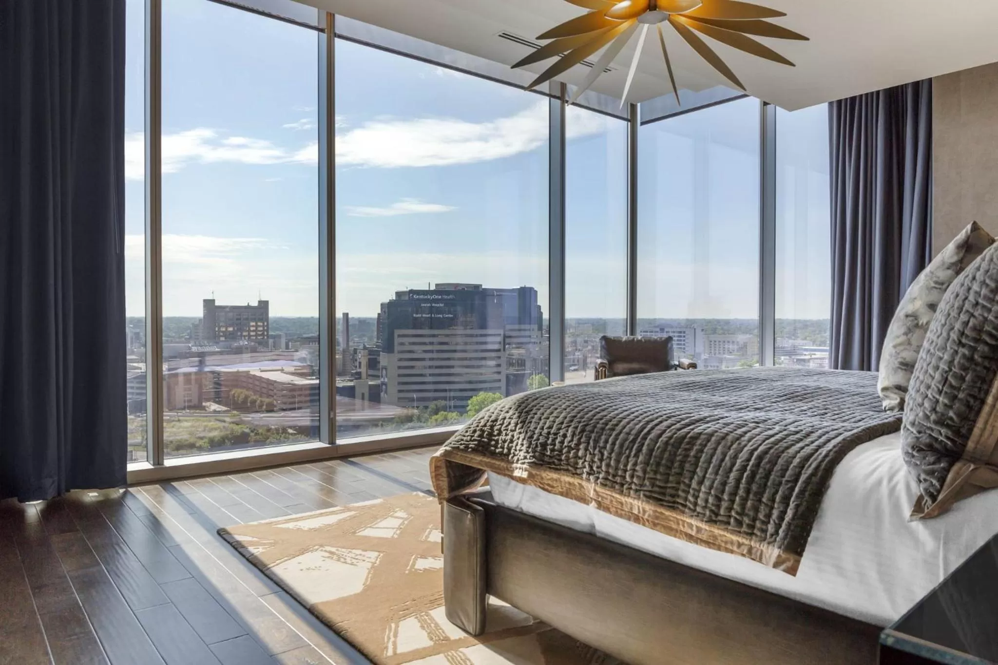 Photo of the whole room, Bed in Omni Louisville Hotel