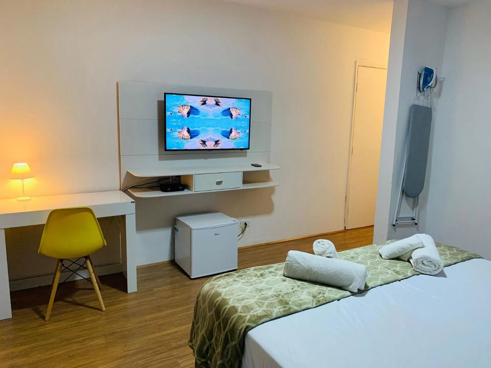 Communal lounge/ TV room, Bed in POUSADA MUNDI MORUMBI