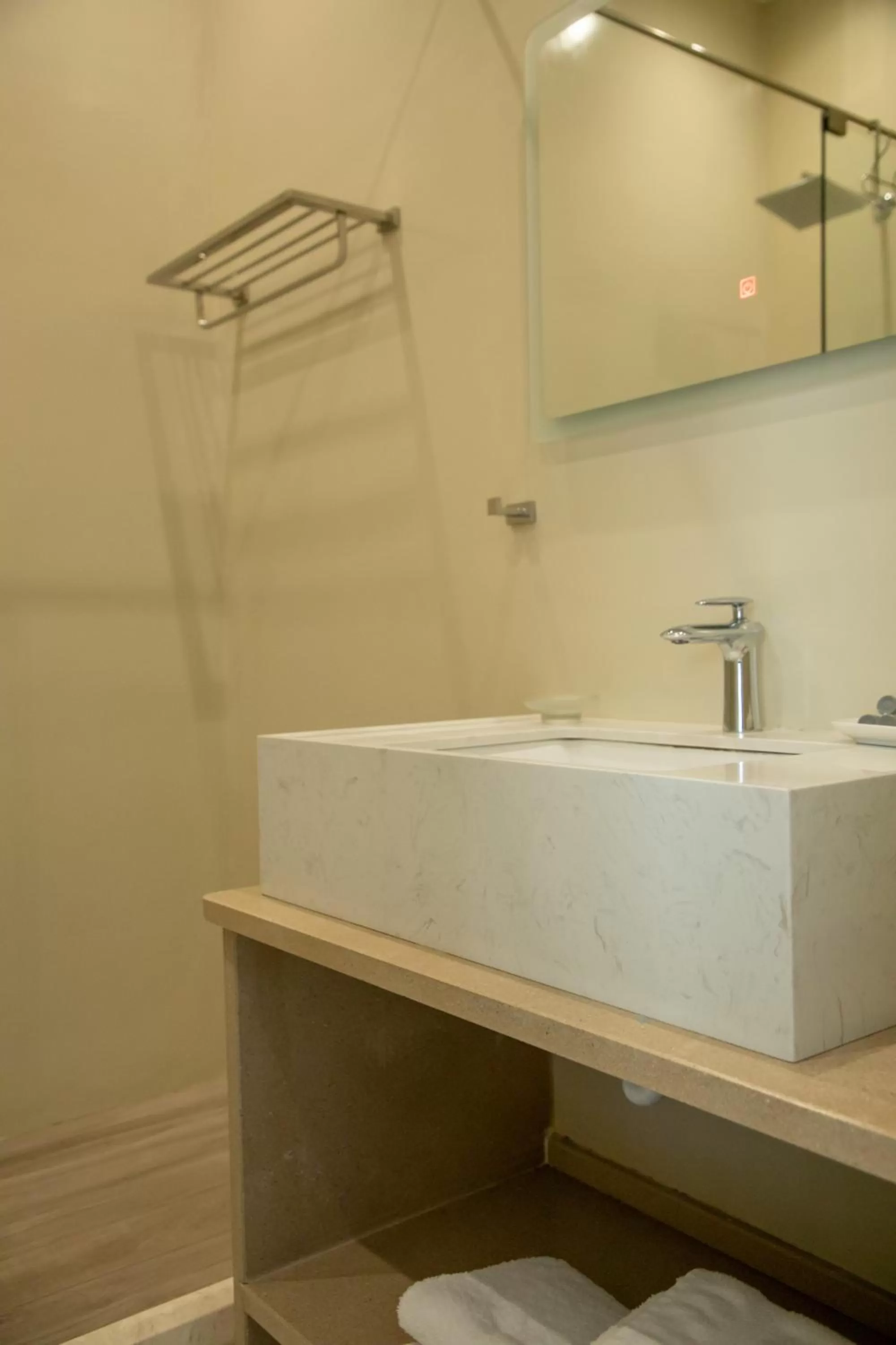 Shower in Hotel Dyrrah