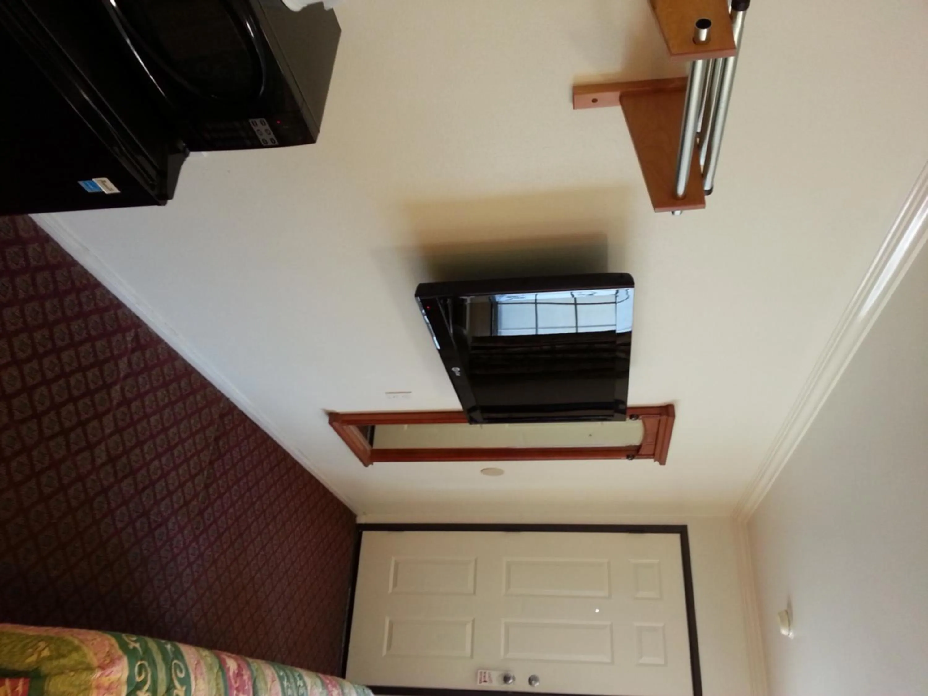 TV and multimedia in Tower Motel Long Beach