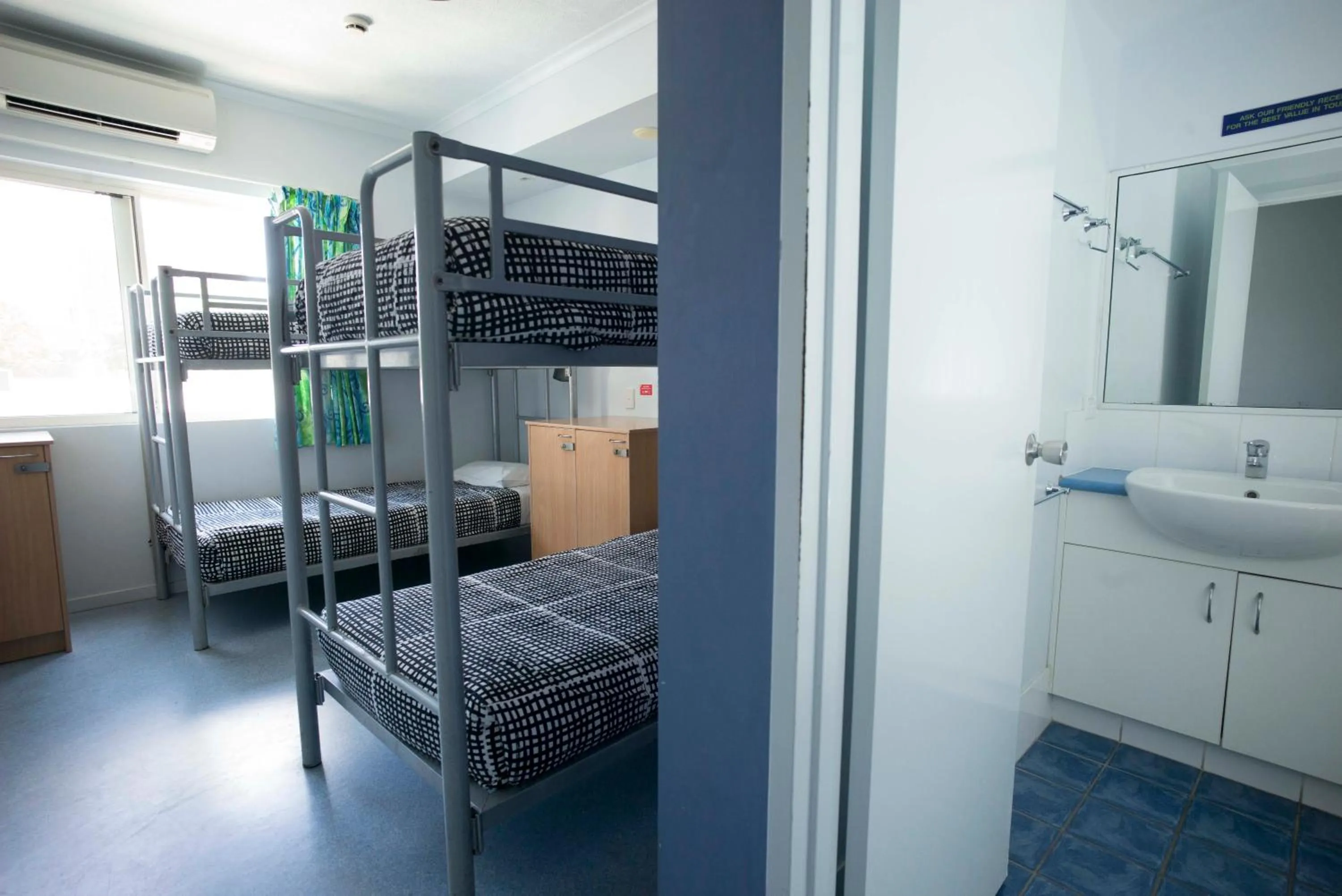 Bathroom, Bed in YHA Cairns Central