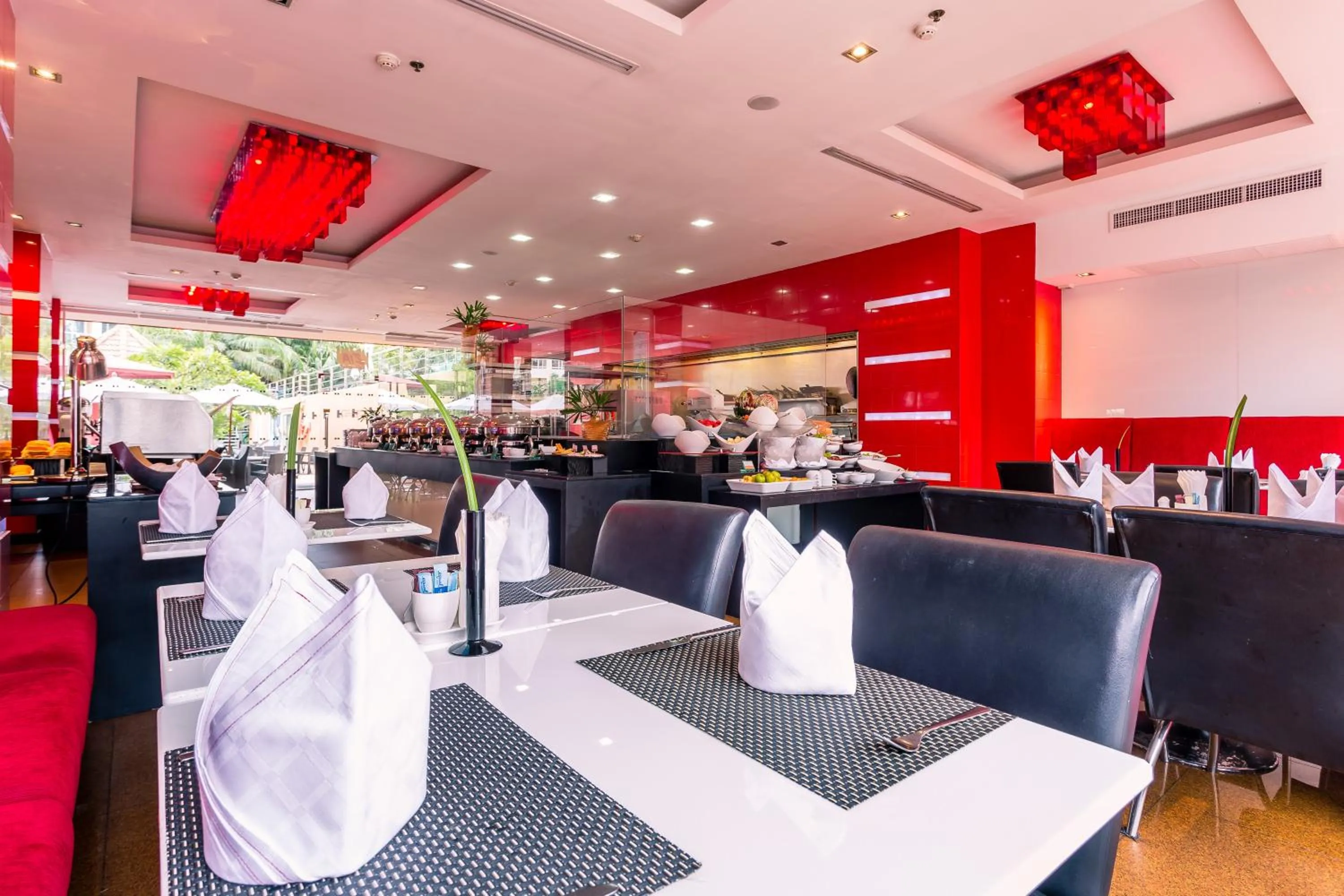 Restaurant/places to eat in Nova Platinum Hotel