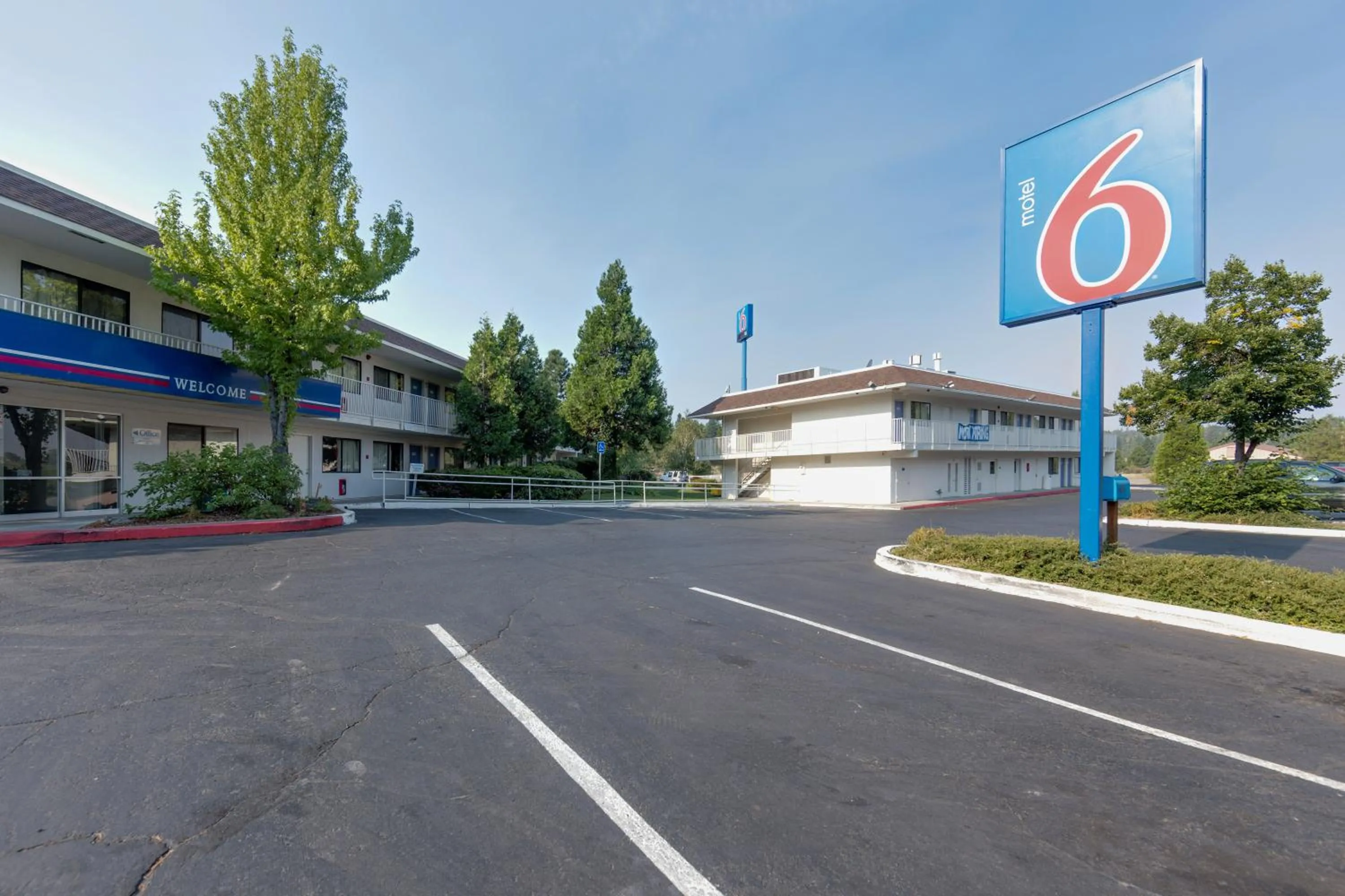 Facade/entrance in Motel 6 Weed - Mount Shasta