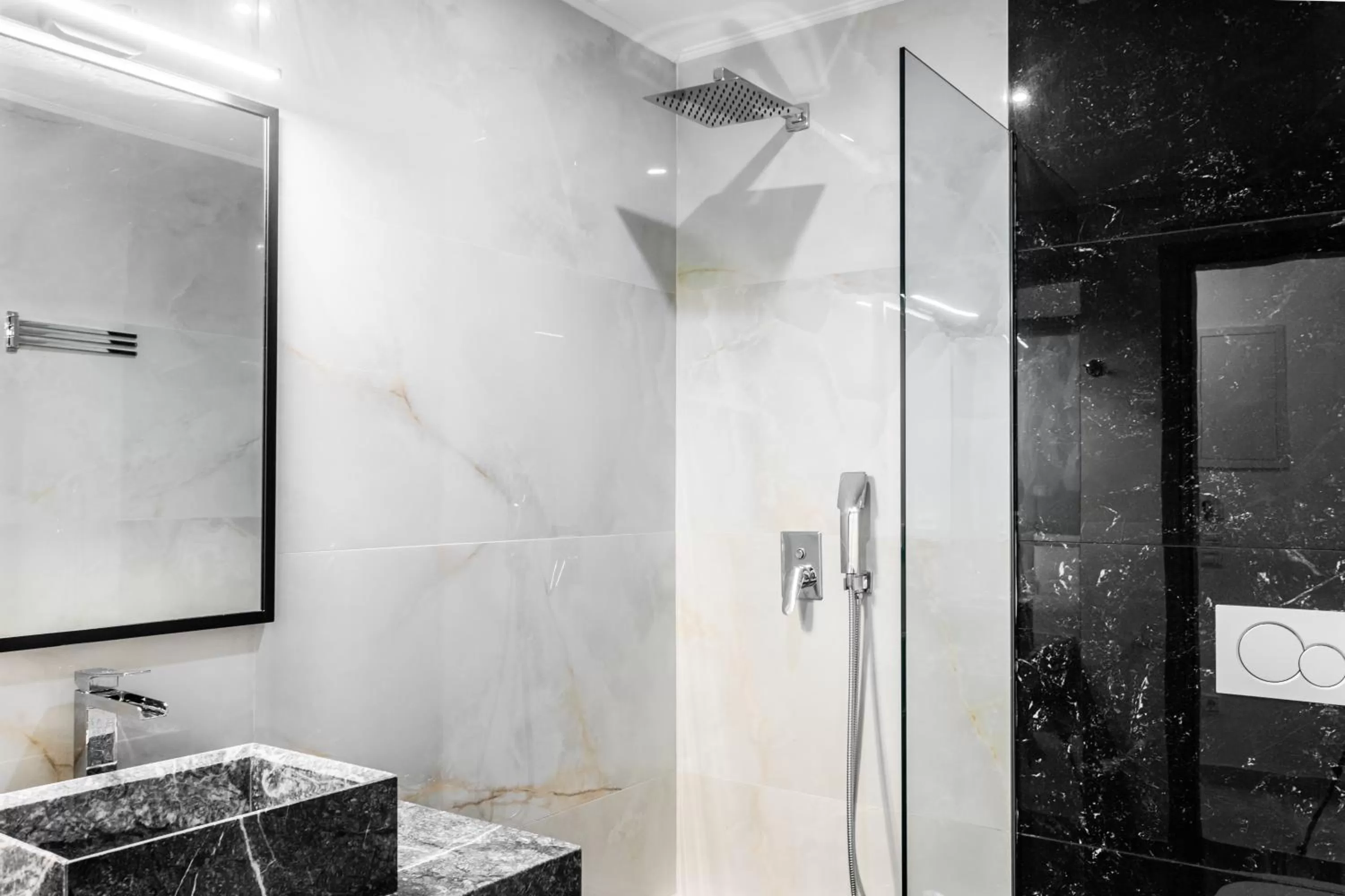 Shower in Nicholas Point Apartments and Rooms