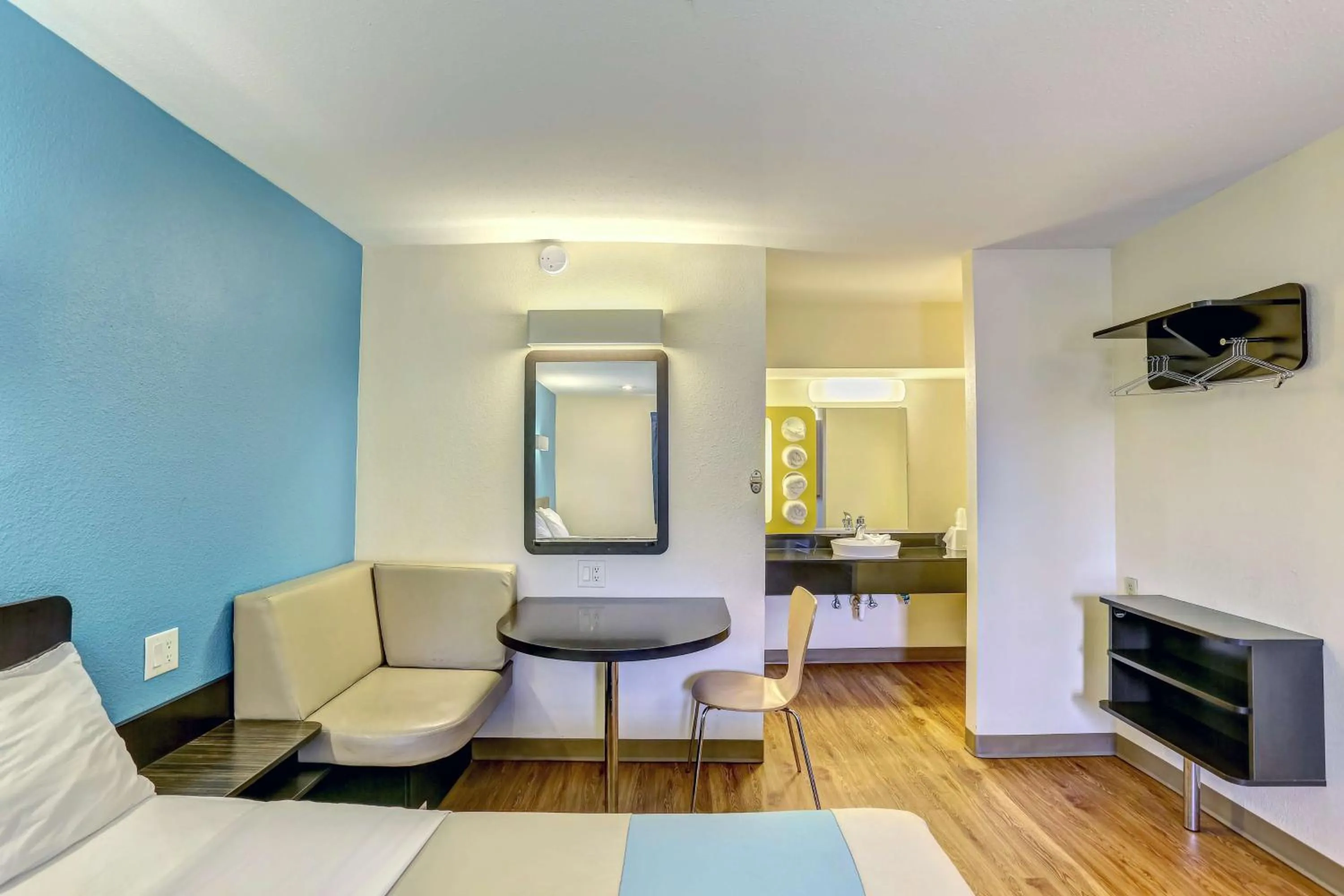 Seating area in Motel 6-Dickson, TN