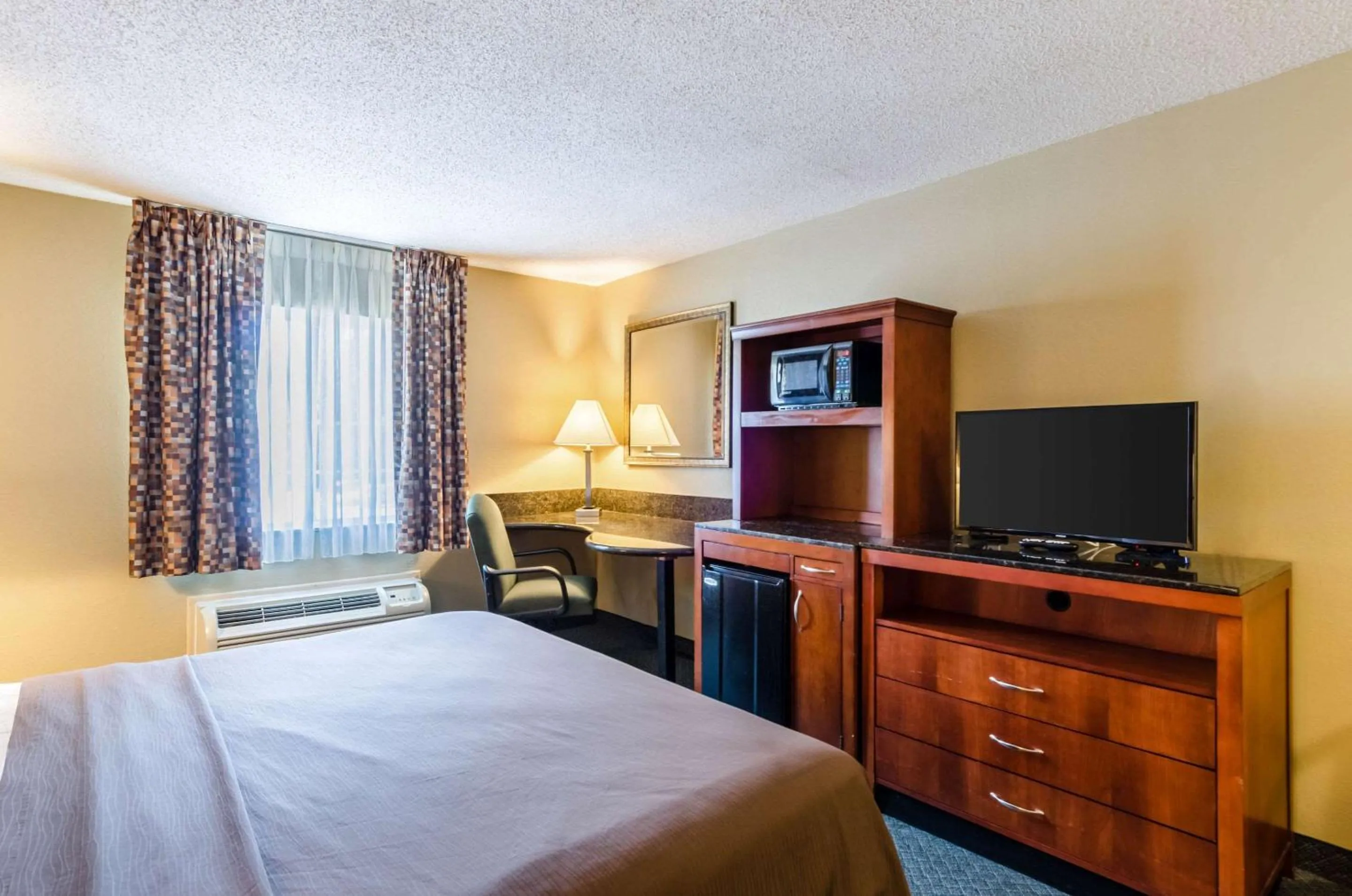Photo of the whole room, Bed in Quality Inn Chicopee-Springfield