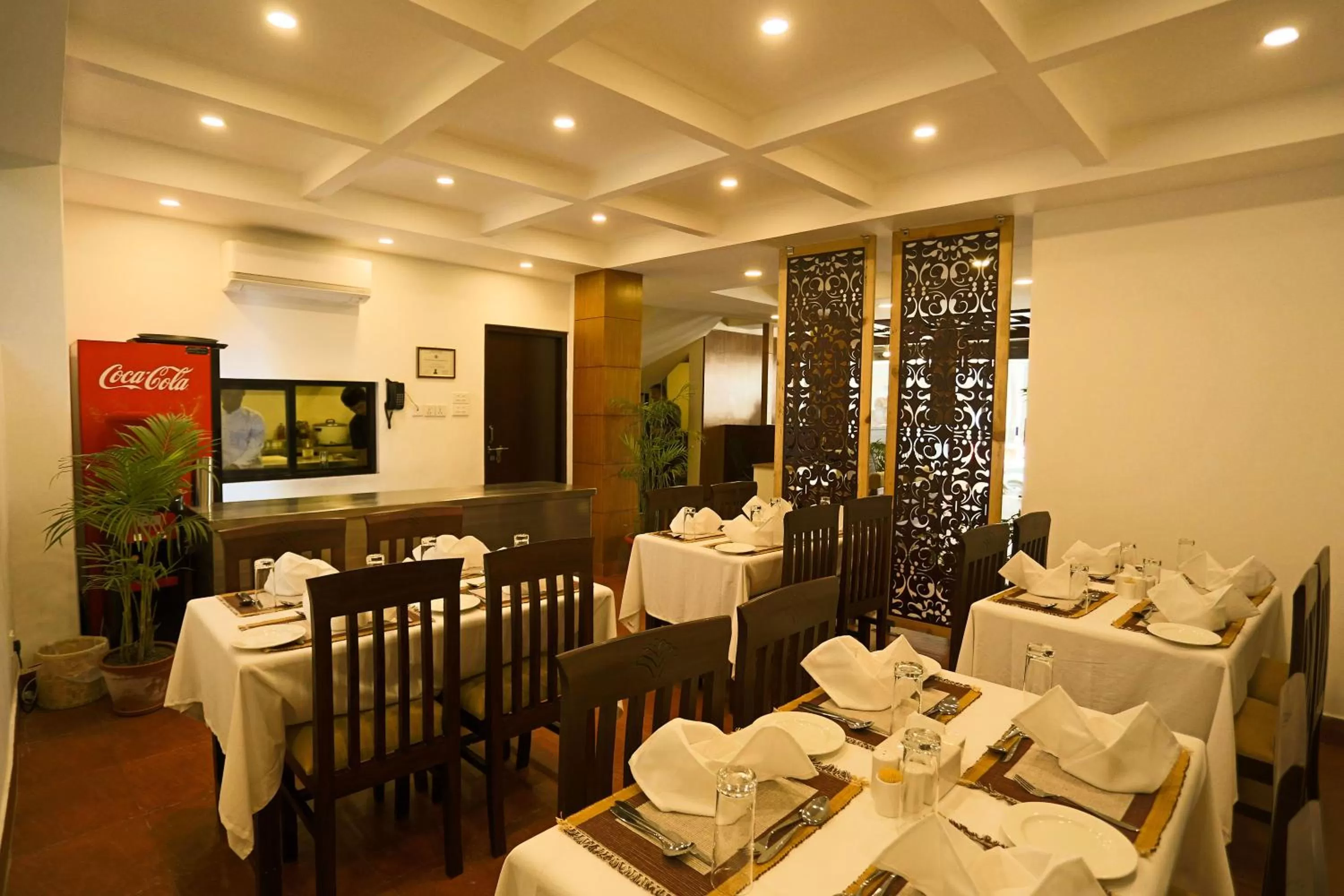 Restaurant/places to eat in Hotel Jay Suites