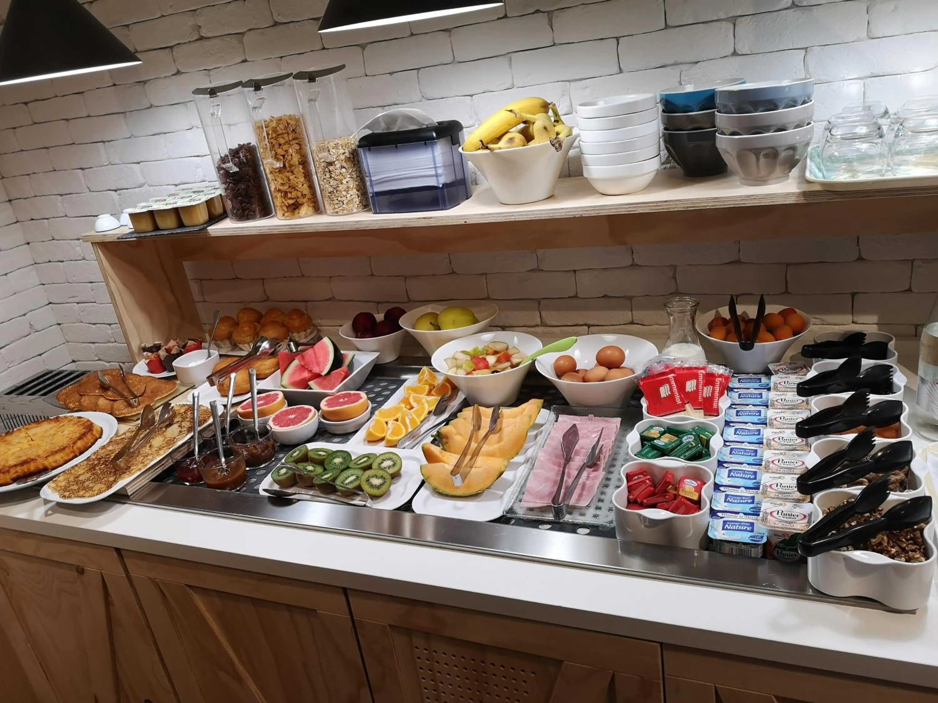 Food and drinks in Kyriad Direct Roanne Hôtel