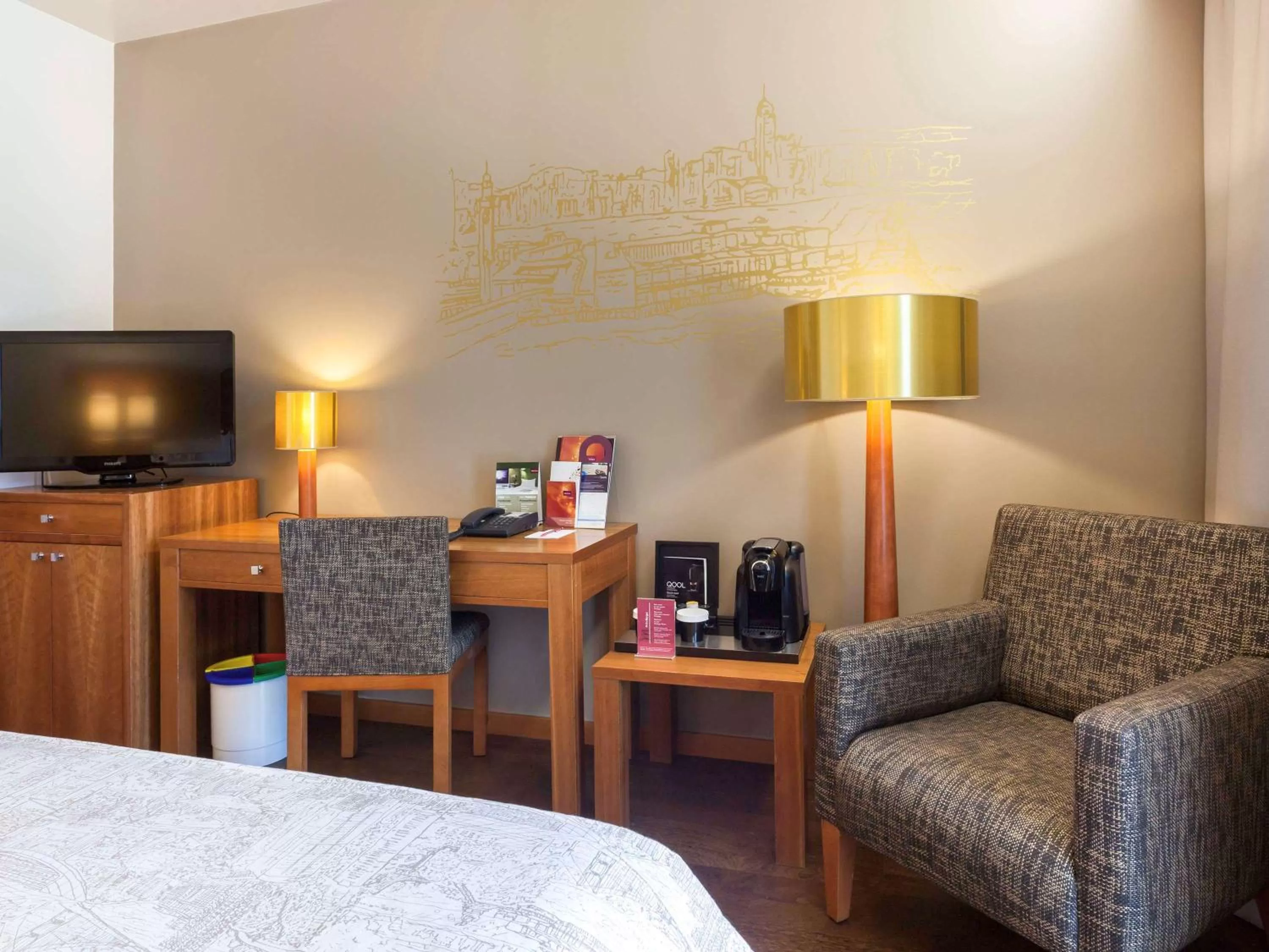 Photo of the whole room, Bed in Hotel Mercure Lisboa