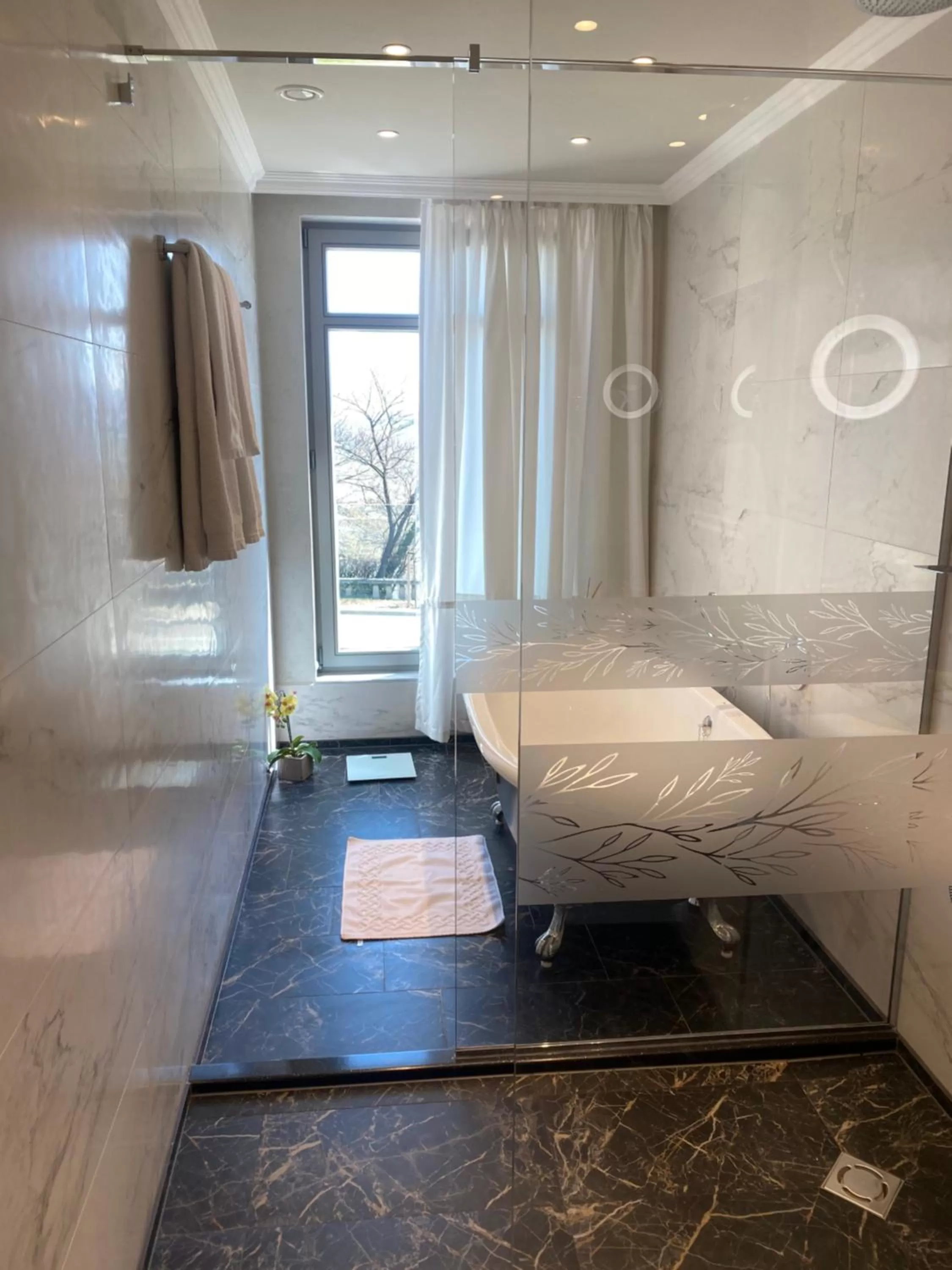 Bathroom, Bed in Hotel Residence Promenade