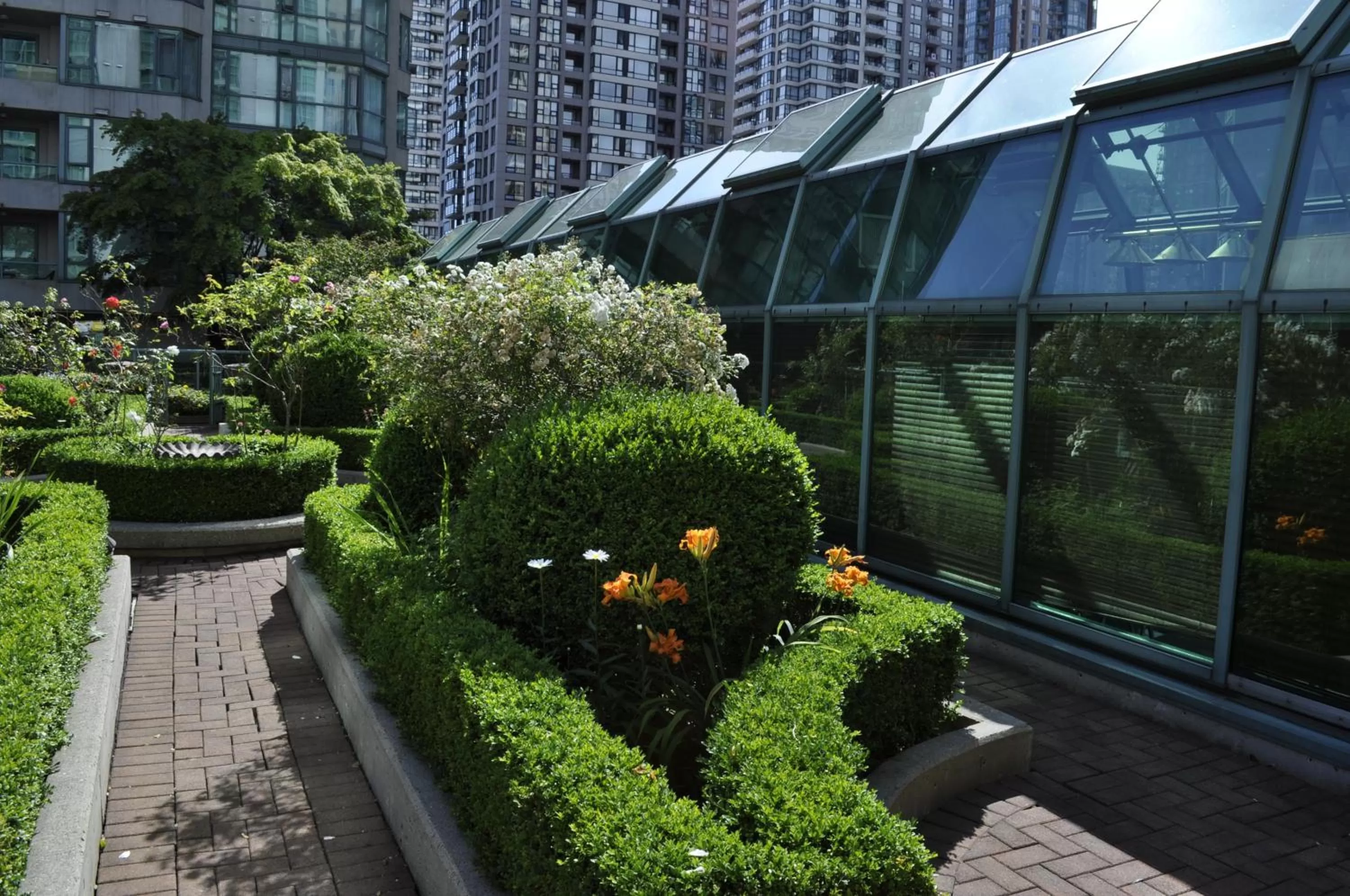 Garden in Rosedale on Robson Suite Hotel