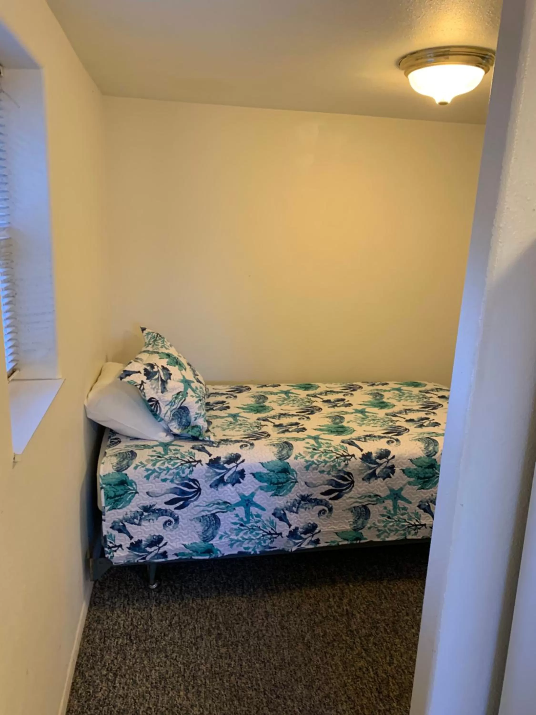 Bed in Curley's Resort & Dive Center