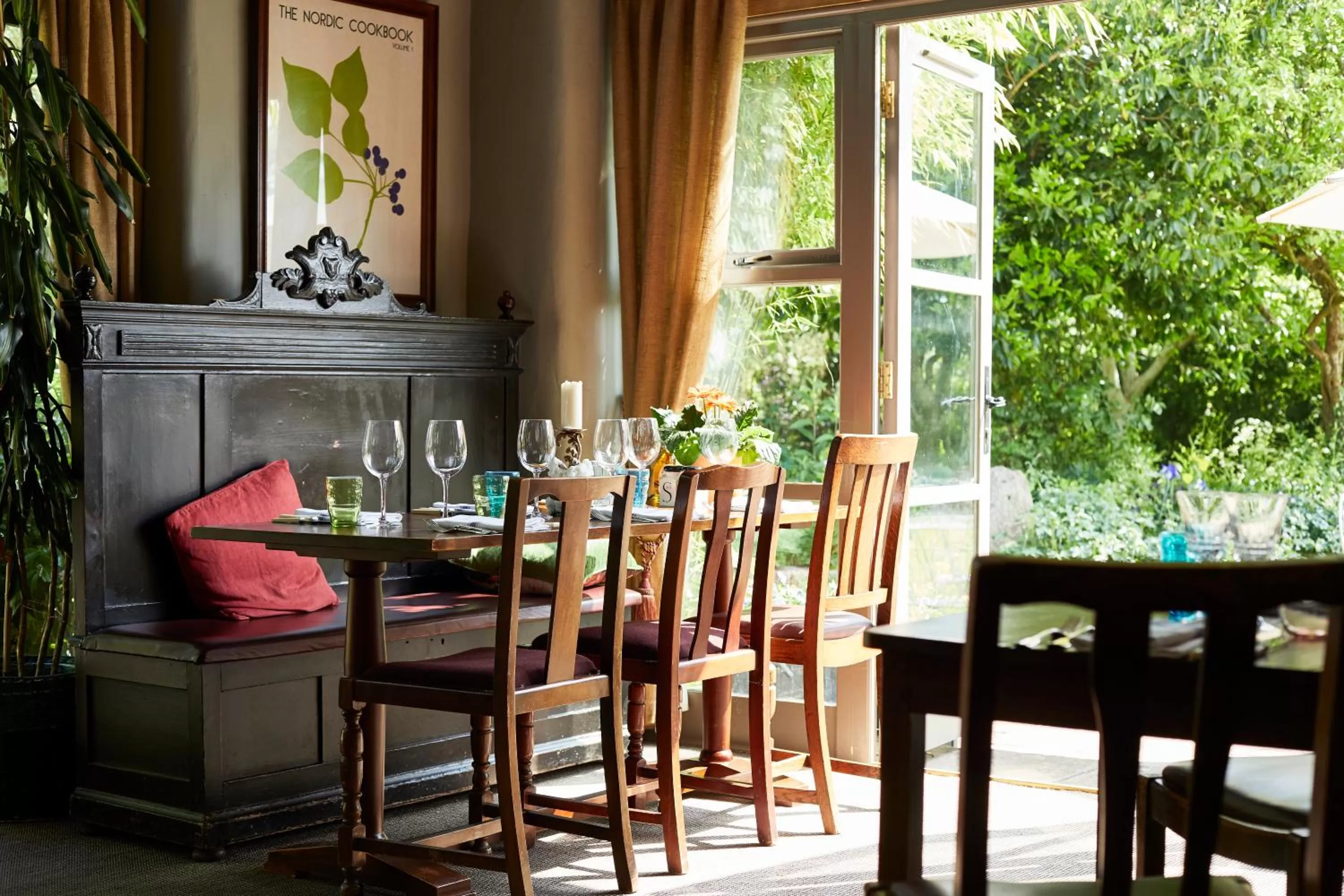 Restaurant/places to eat in Pear Tree Inn Whitley