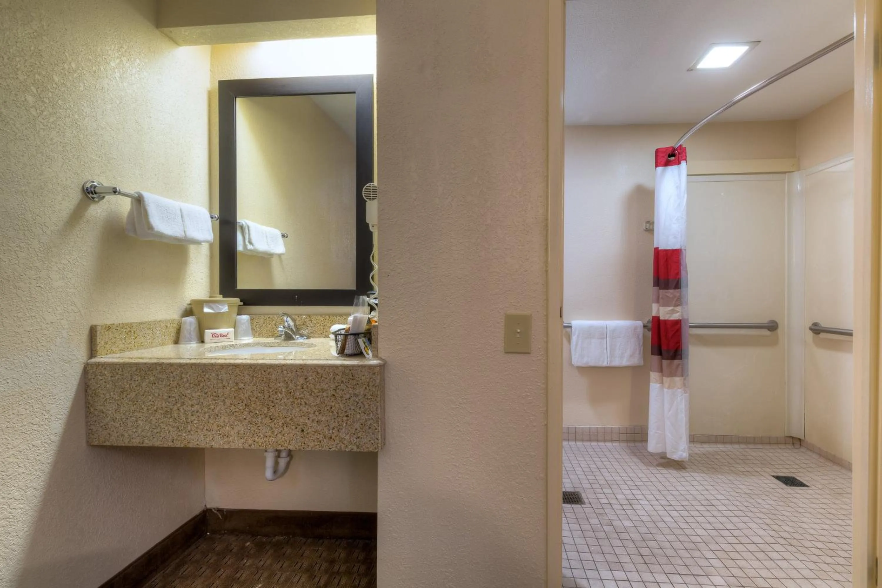 Bathroom in Red Roof Inn Memphis East